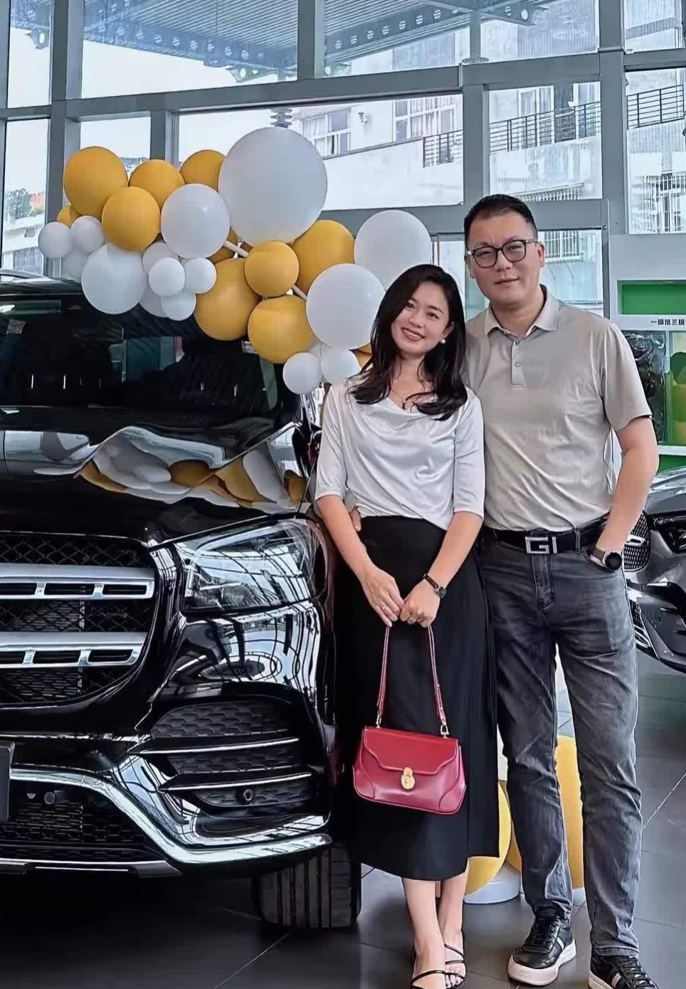 看这两口子,,这真是幸福的一对呀,也是每个人都向往的目标,妥妥的人生