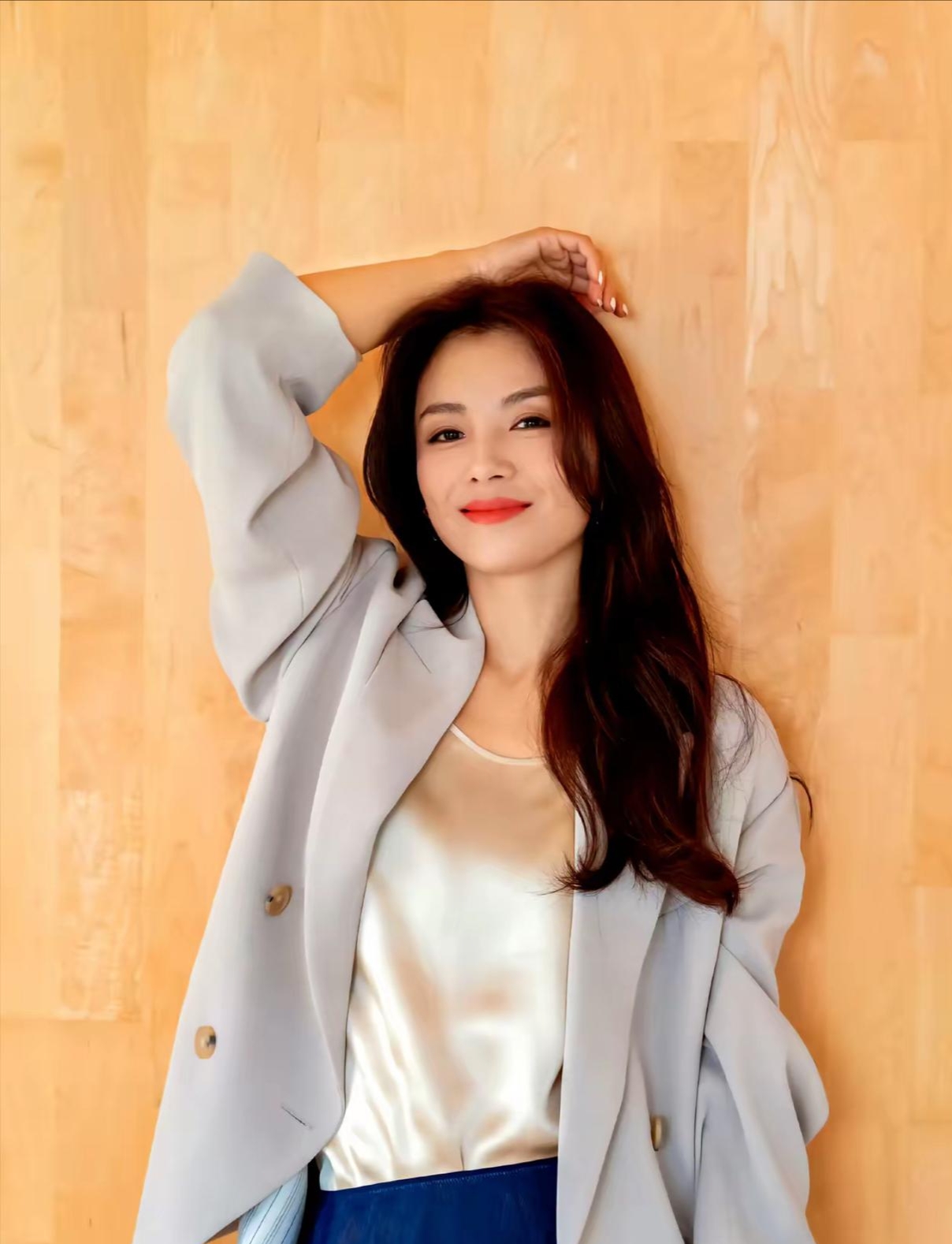 刘涛身穿灰色西装,优雅知性,穿着打扮随意美得不可言表,今天看到她