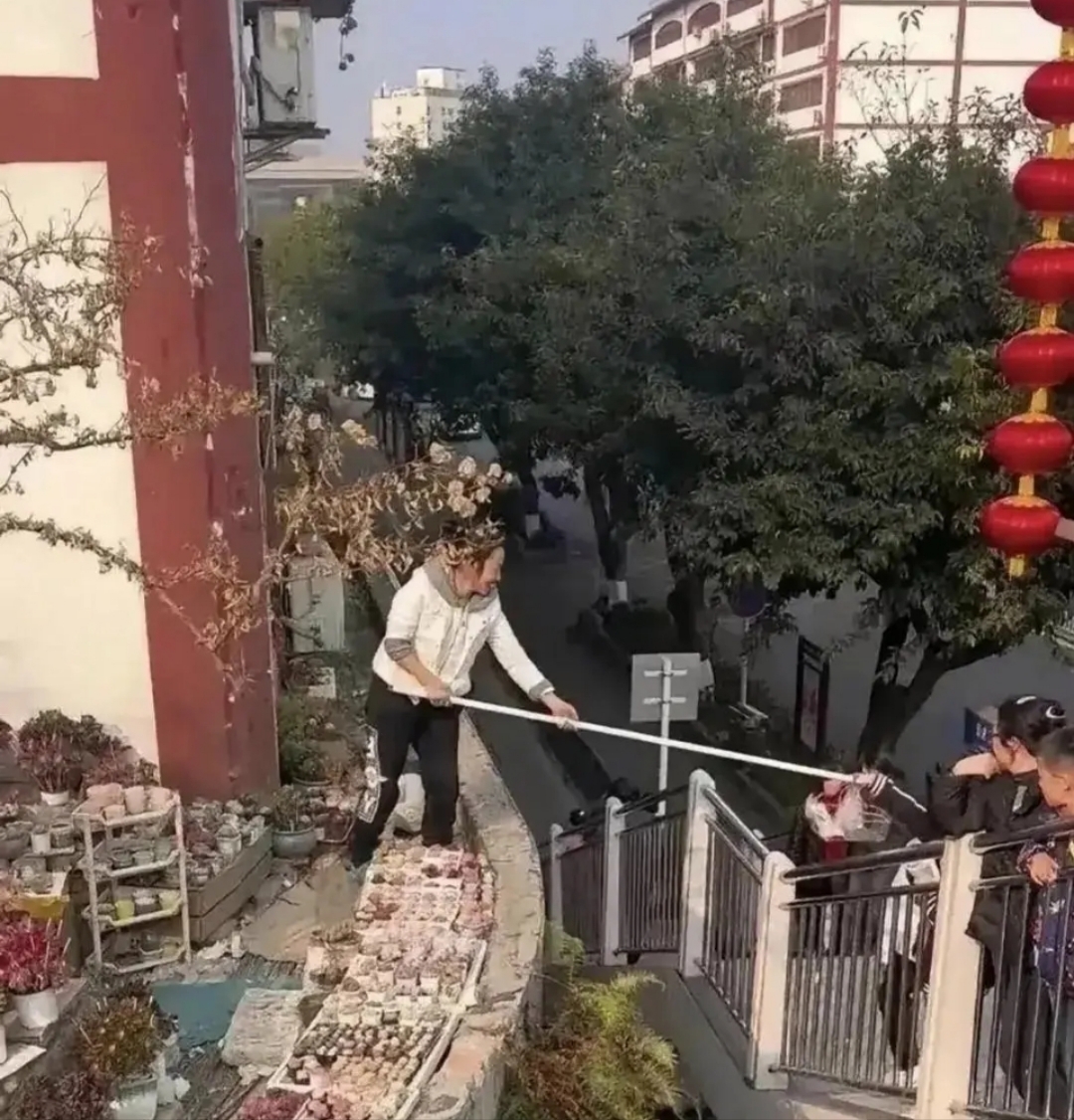 这不,今天在天桥上看到一个在这个位置摆摊的,我就想知道这个地方城管