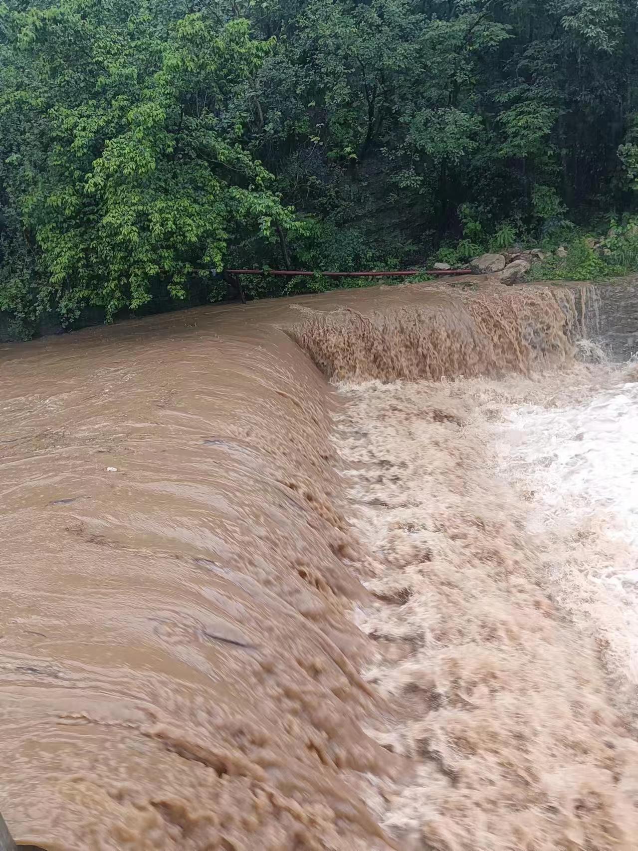 老妈给我发了照片,老家门前小河里的水快漫上公路了.