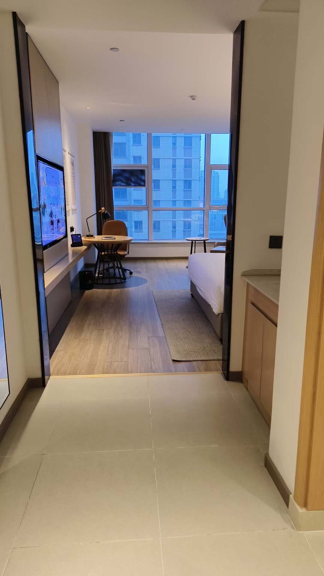 投影仪与电脑蓝牙秒连的瞬间,甲方代表挑眉说"你们