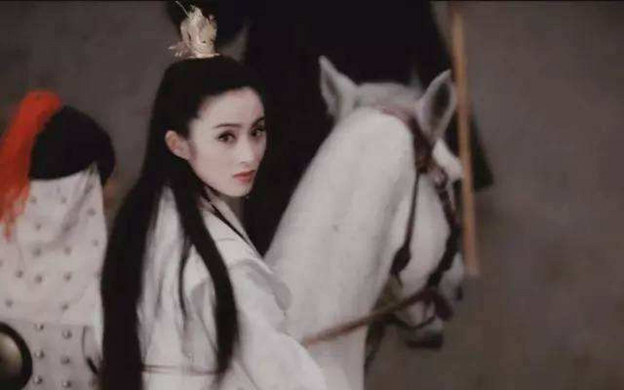 东方教主的喝酒,妩媚动人.  最喜欢紫霞仙子眨眼睛,太撩动人心了.