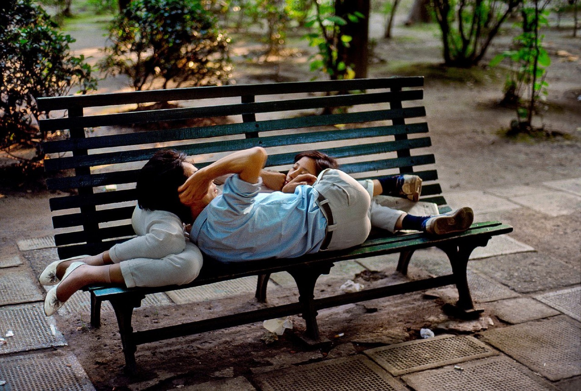 1989,上海,在公园长椅上睡觉的夫妻.