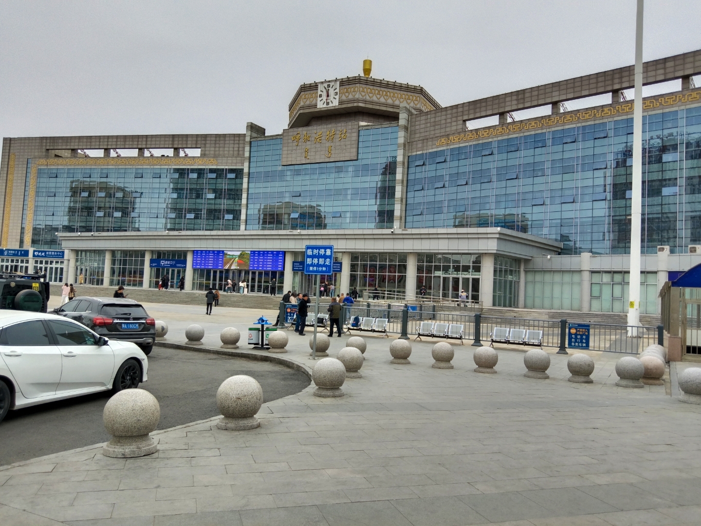 春日美景分享# 呼和浩特火车站,走出站场,干冷干冷的,春天在哪里呀