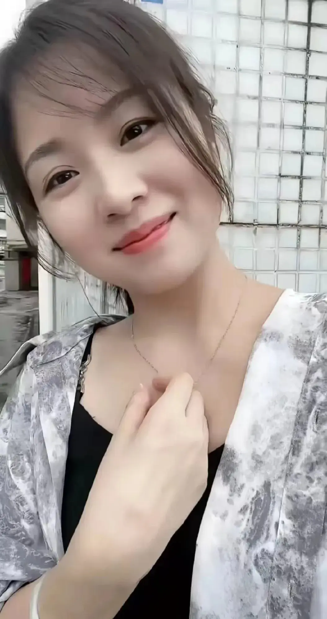 我是一个离异的农村女人 今年33岁了,没有带孩子,独自一个人生活