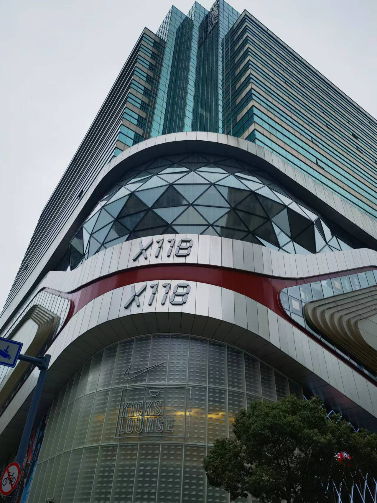 路旁的桥梁,连接着现实与梦境,仿佛一步就能跨越到另一个世界