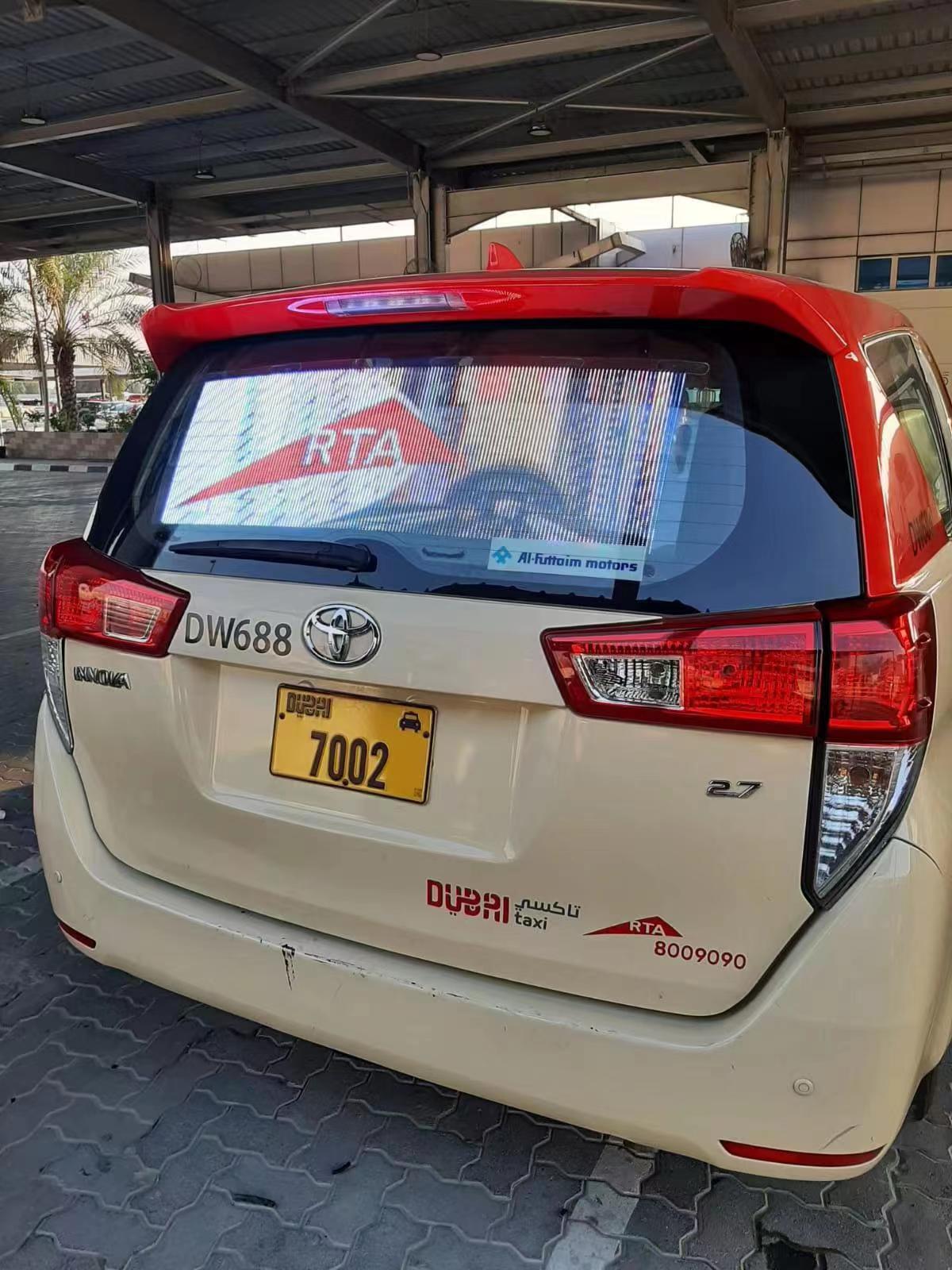 车牌"dw688"黄色底黑字,醒目又大气