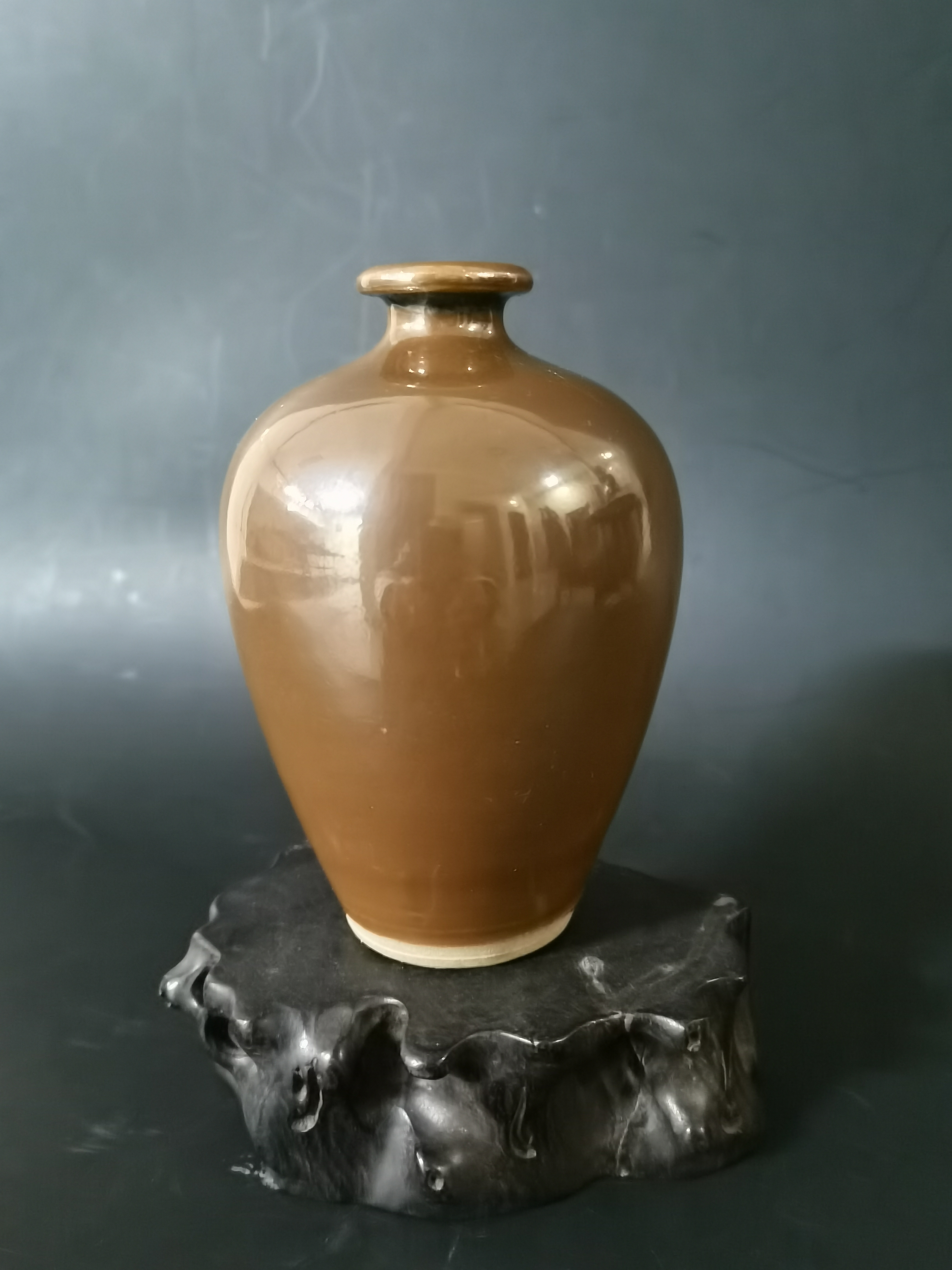 金代磁州窑酱,黑釉梅瓶     此瓶磁州窑酱,黑釉窑变梅瓶,造型朴实稳重