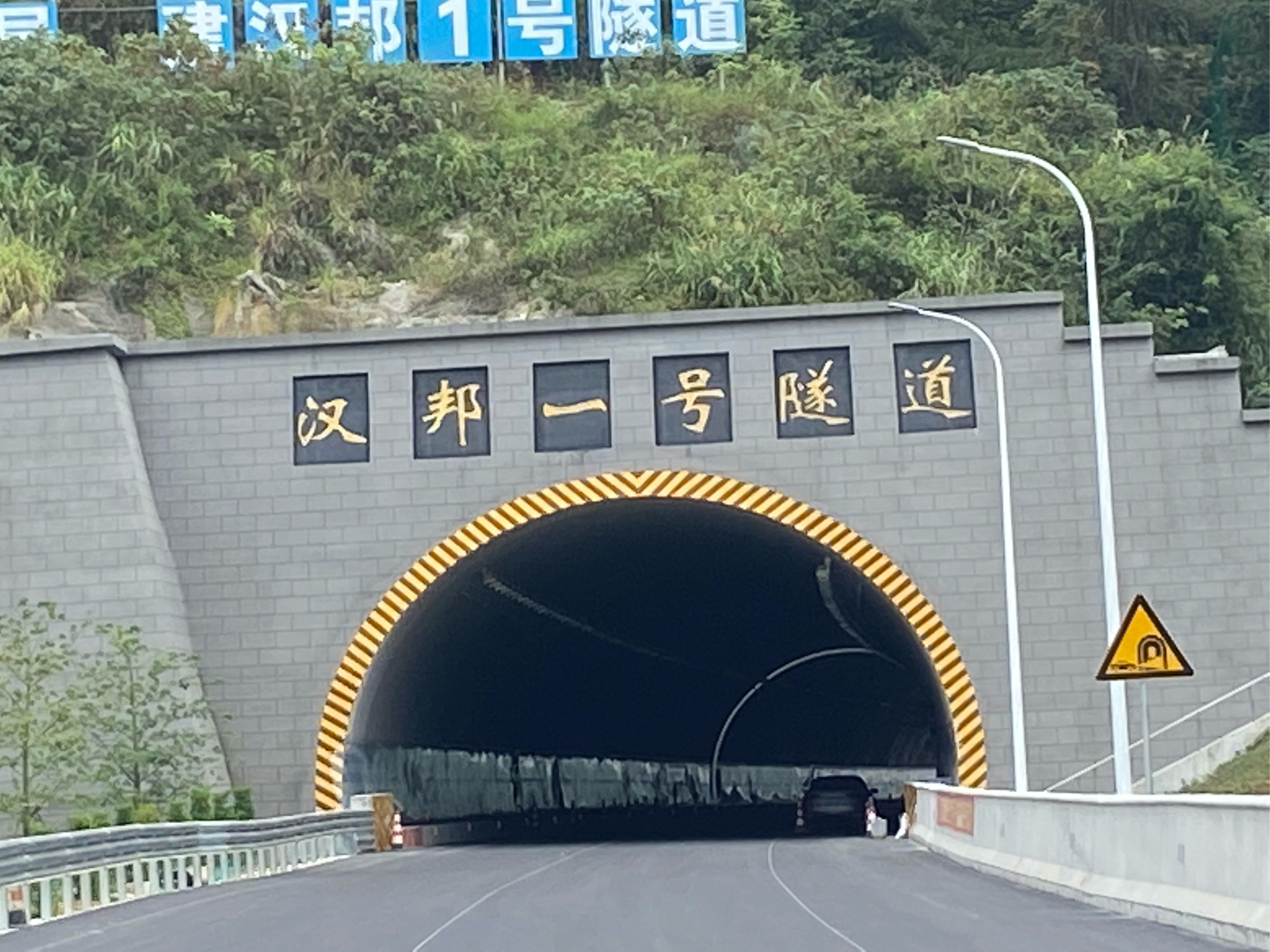 靖西合那高速又增添一条开往岳圩口岸的高速公路,喜欢自驾的朋友可以