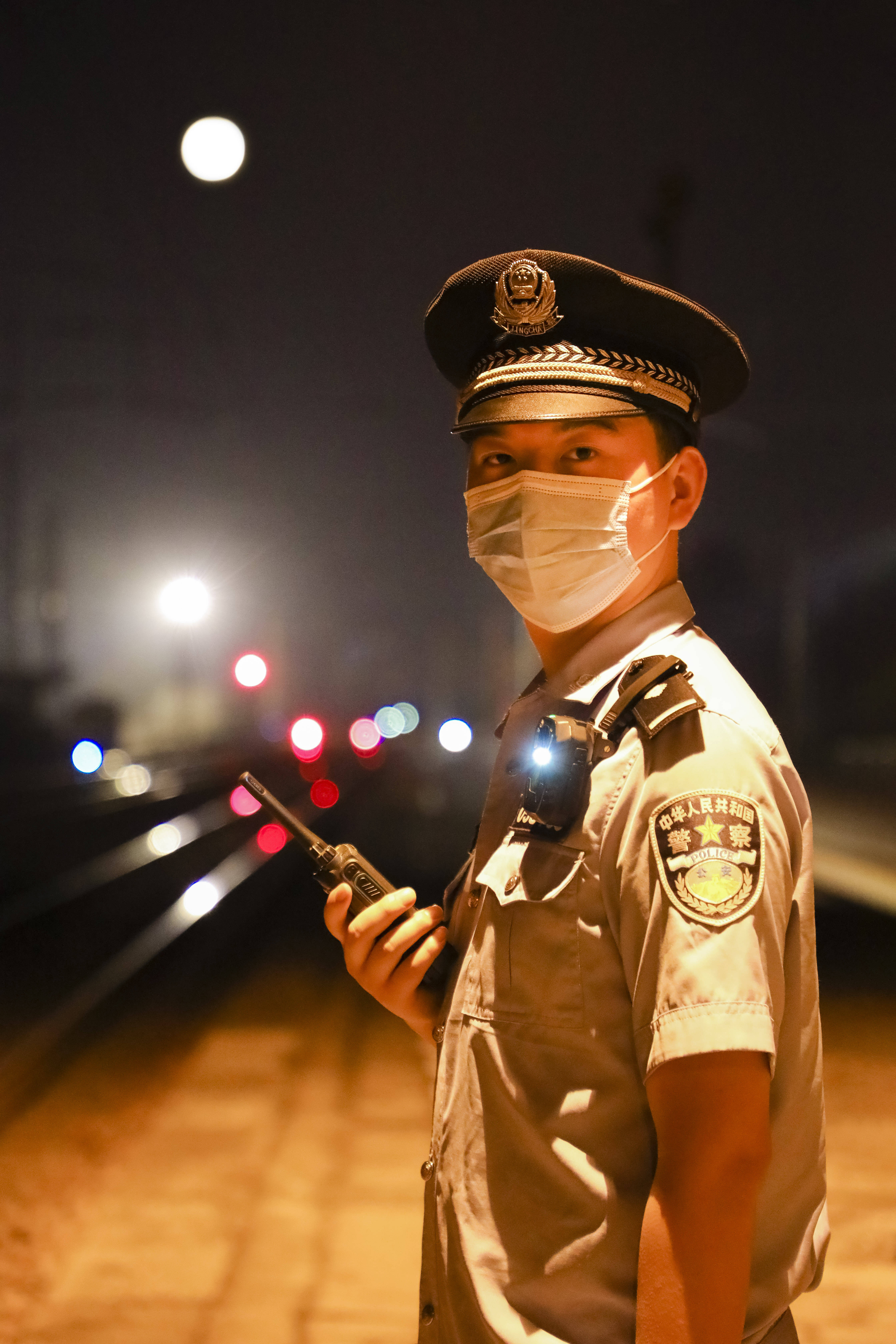 从今年的公务员,警察和事业单位招聘报考情况来看,很多985研究生,博士