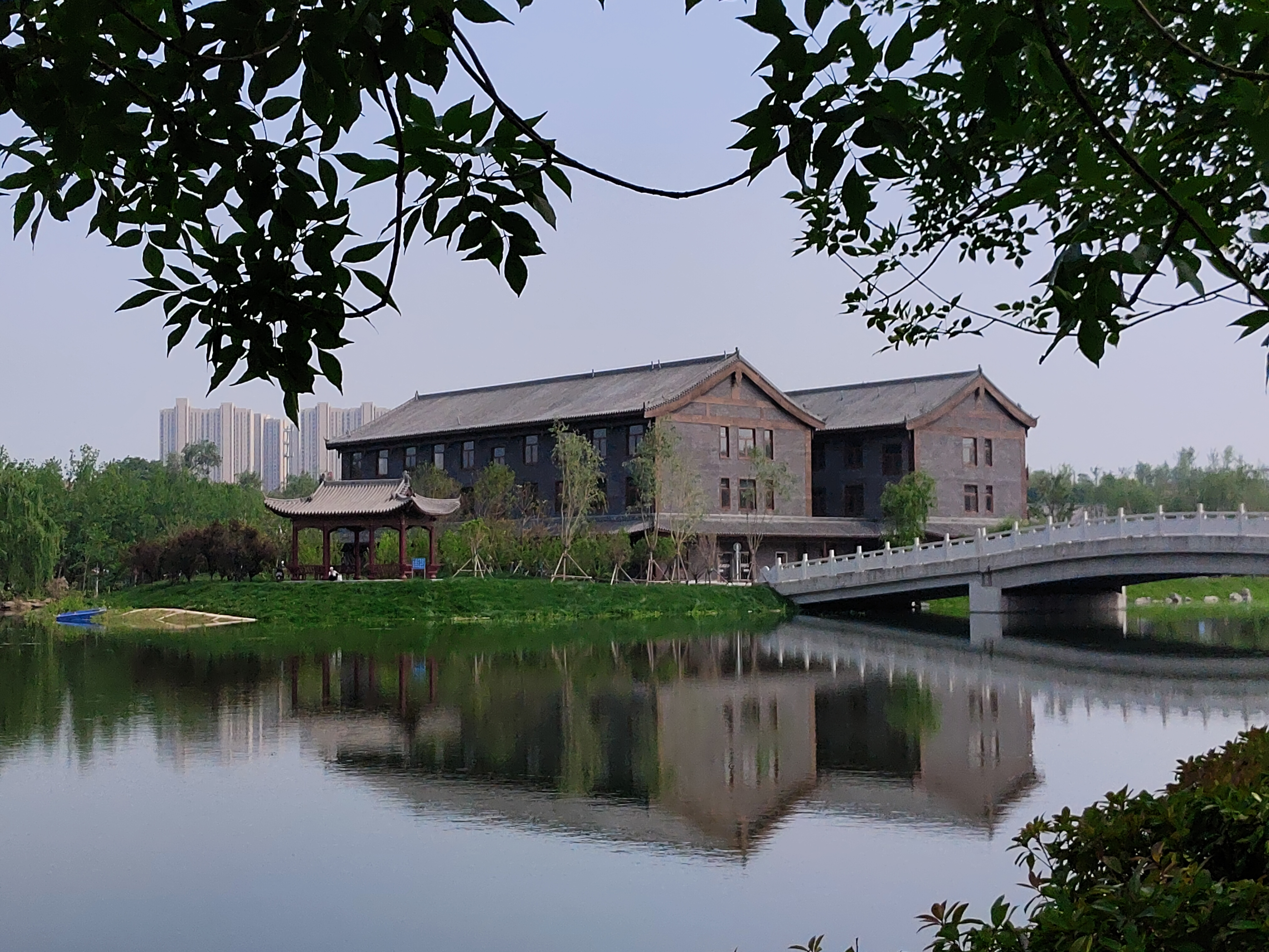 温度已经飙起来了, 但初夏的风还有着些许凉意, 初
