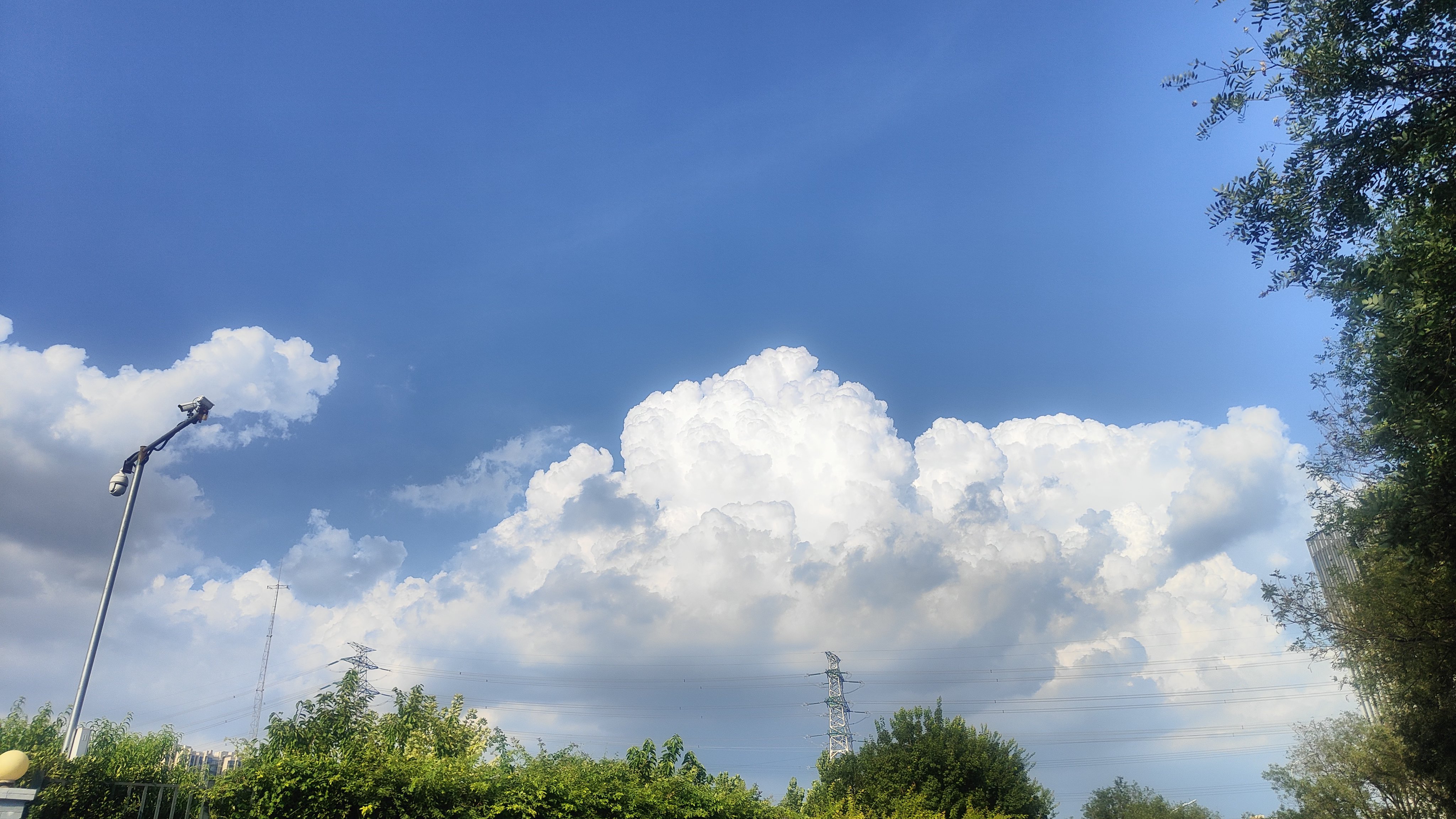 今天的蓝天白云不错.谁说北京的天空不蓝的?