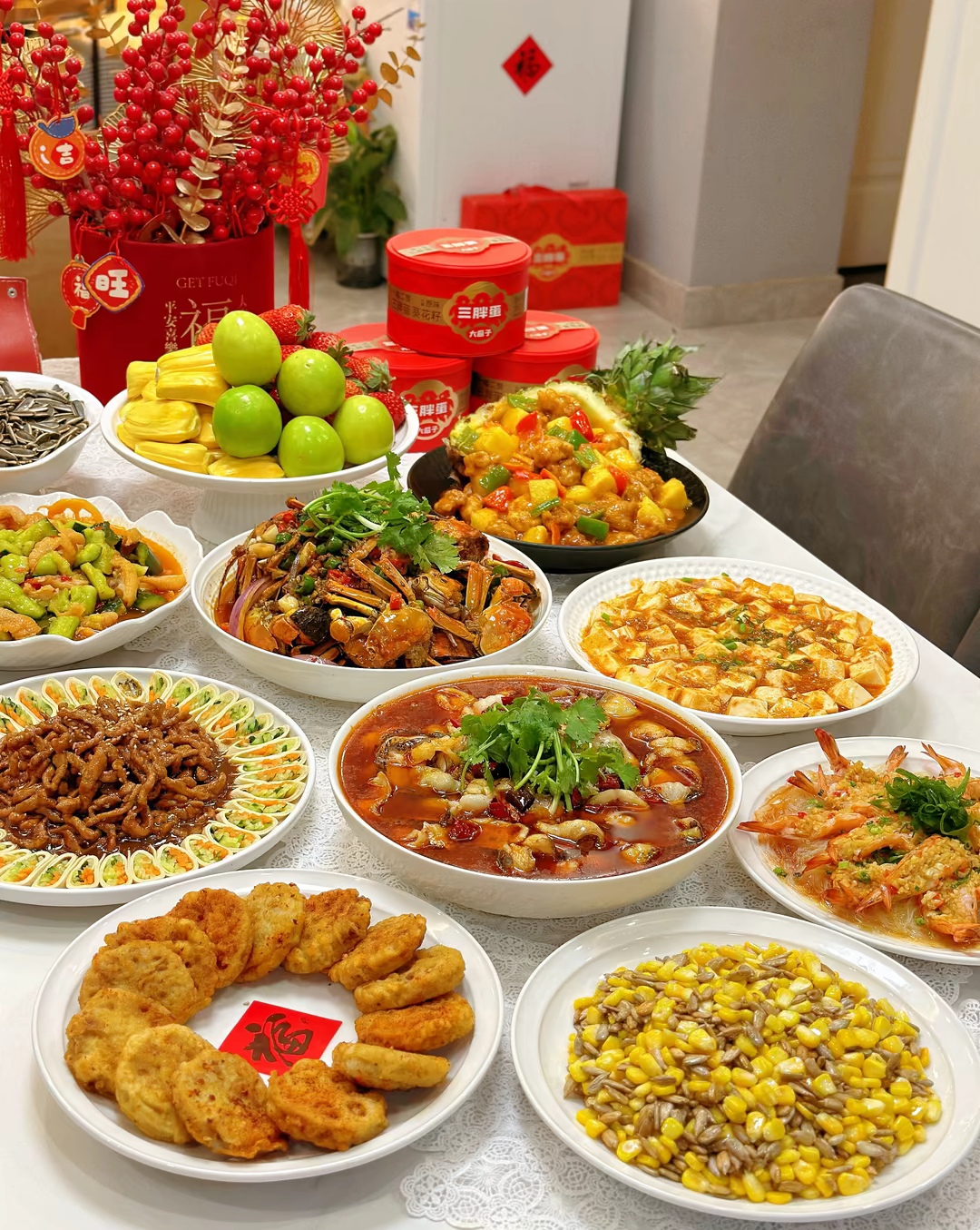 摆满一桌丰盛佳肴,螃蟹,虾,豆腐等美味诱人