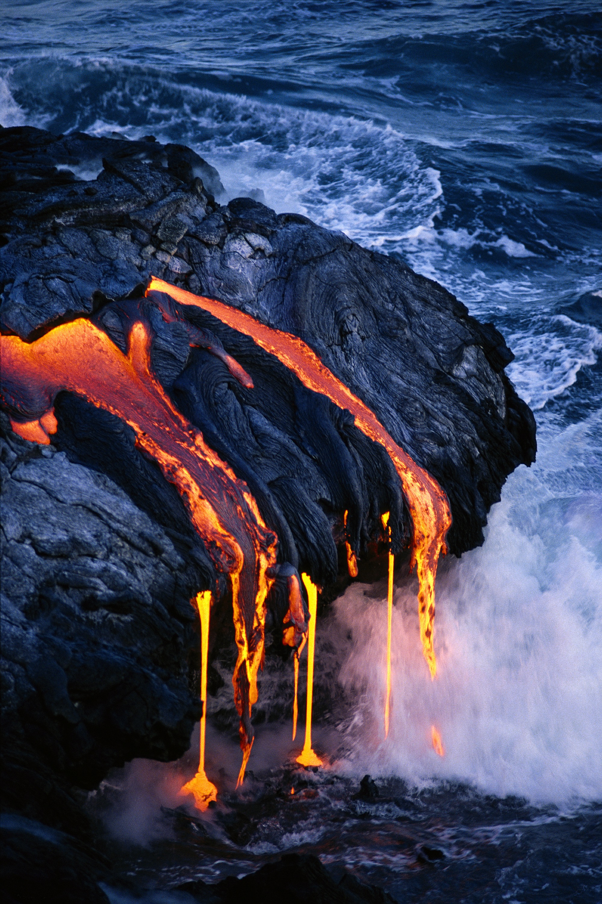 熔岩流入海洋,蒸汽烟雾瞬间升起,摄于美国夏威夷火山国家公园.