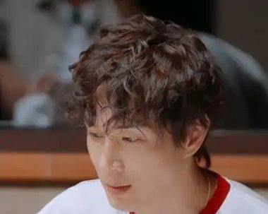 李承铉小时候在美国长大,后来回韩国闯荡,演艺路子一般般