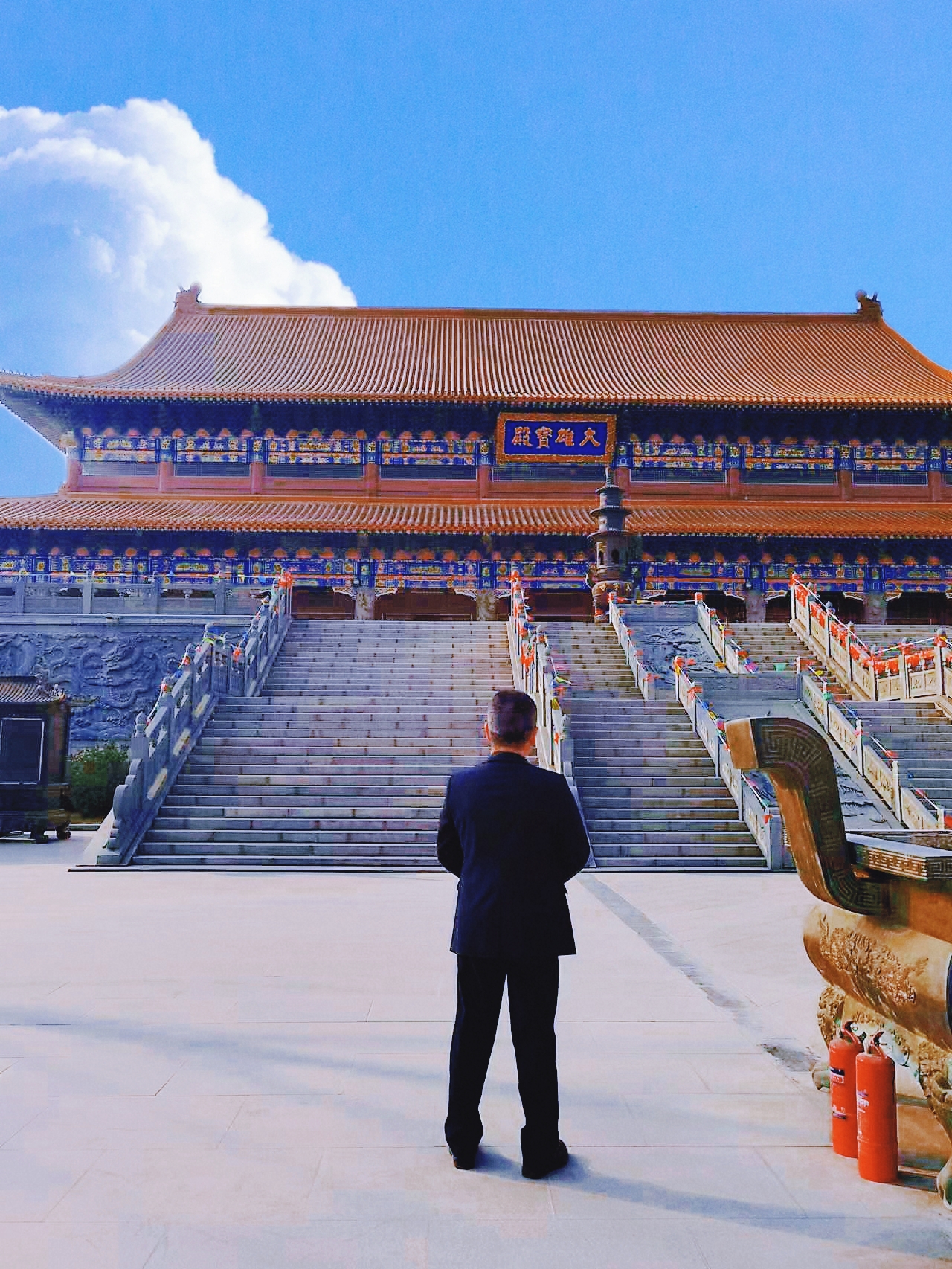 天宁寺,一条长长的庄严肃穆的景区步行路直通向寺院.