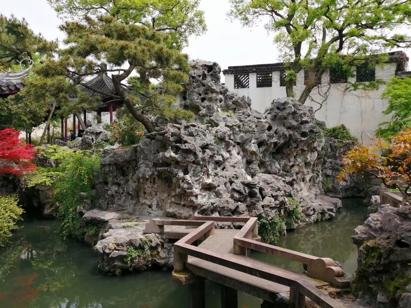 环秀山庄,位于江苏苏州,整体布局以假山为主