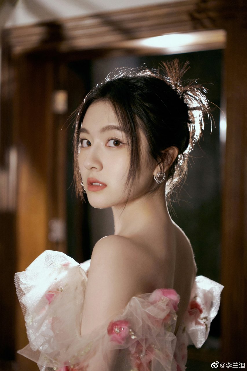 李兰迪壁纸,春日就是要配花裙子,期待美女的表现