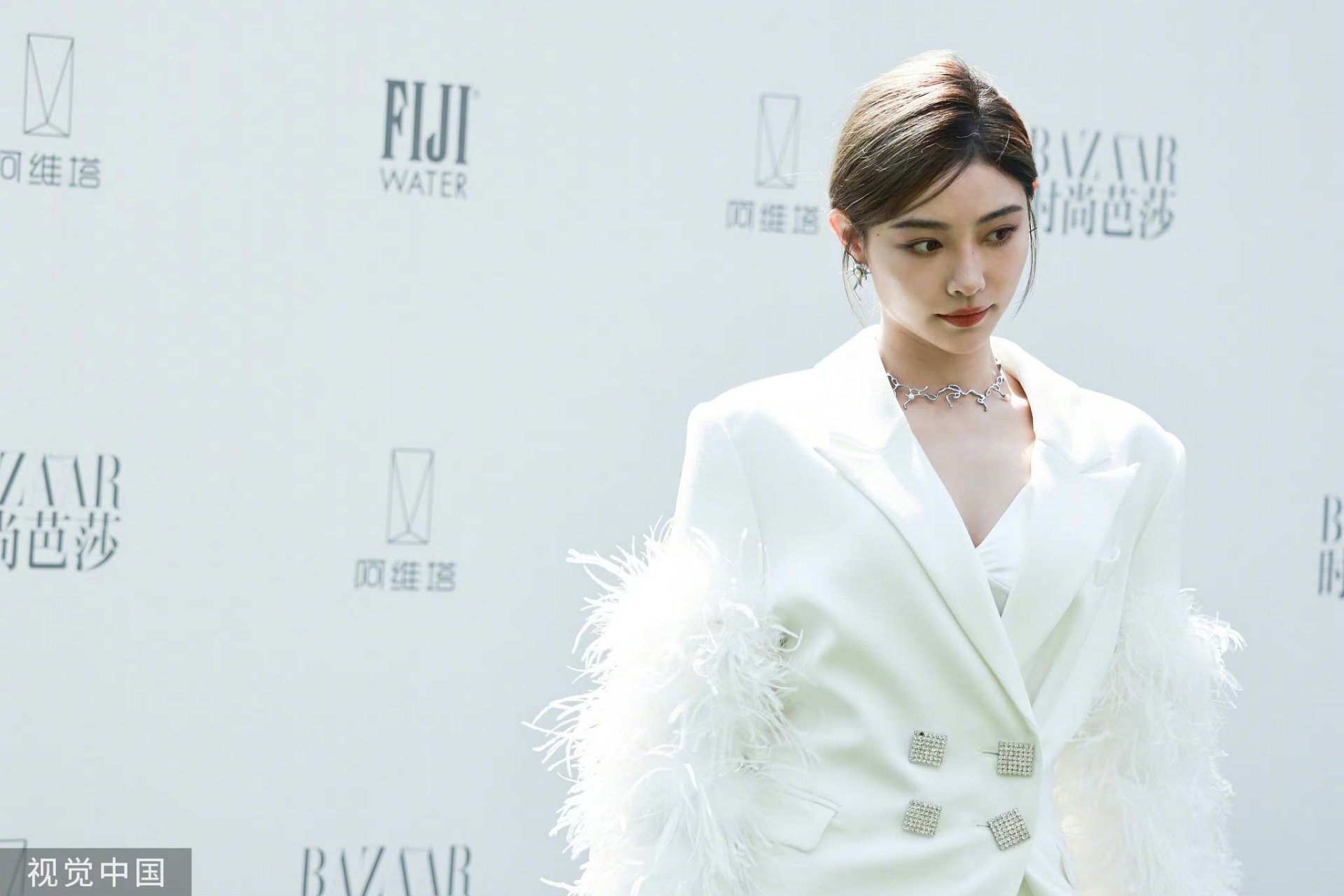 许佳琪白色羽毛白西装,又美又飒!