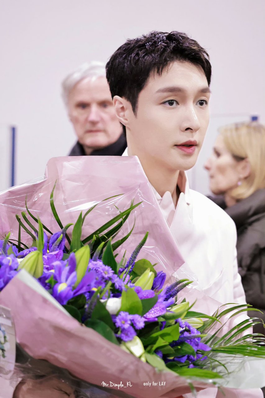 张艺兴眉毛是不是太淡了,看着好奇怪[左捂脸]