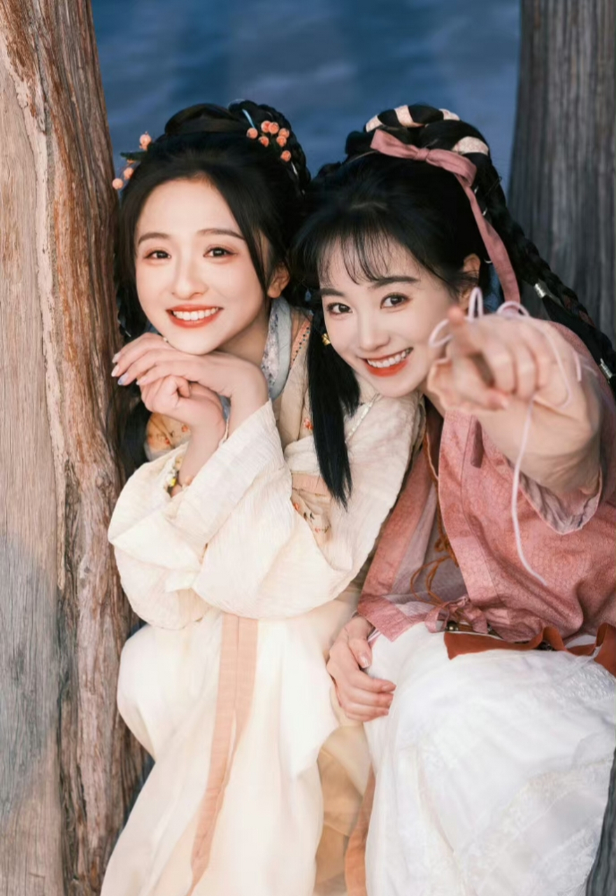 胡意旋和厉嘉琪一起拍闺蜜写真了,甜分超标 !