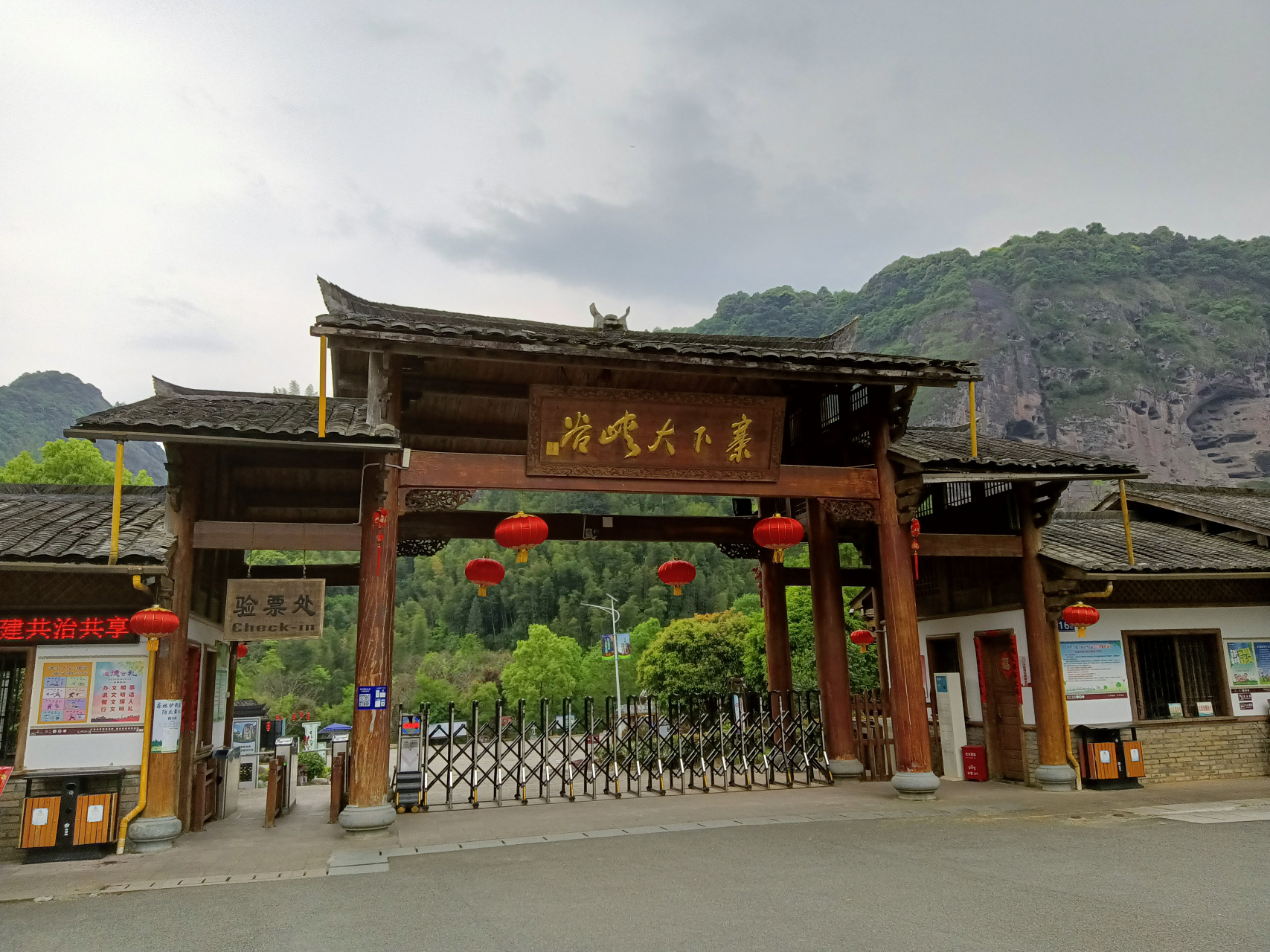 福建泰寧寨下大峽谷. 山高水長林密,峽谷曲折彎延.