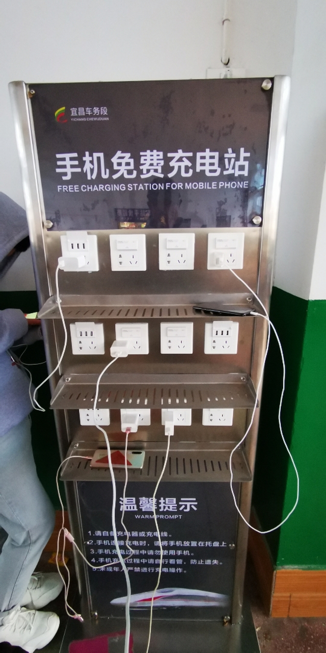 湖北松滋火车站位于松滋市新河口镇张家畈村,虽然很小,又离城区较远