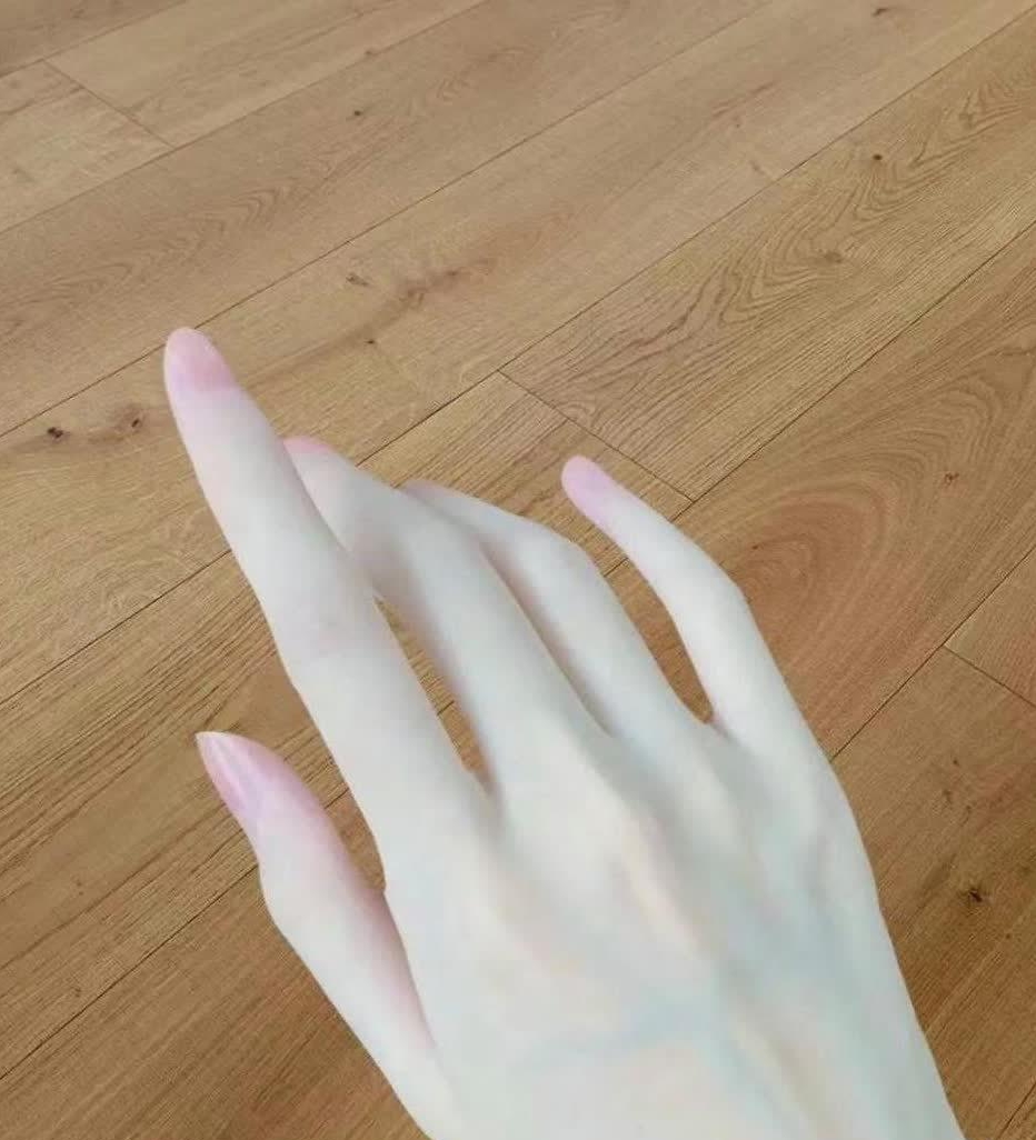 是的确实很漂亮,手指纤细,皮肤又白幼嫩,是女生做梦都想要的手.