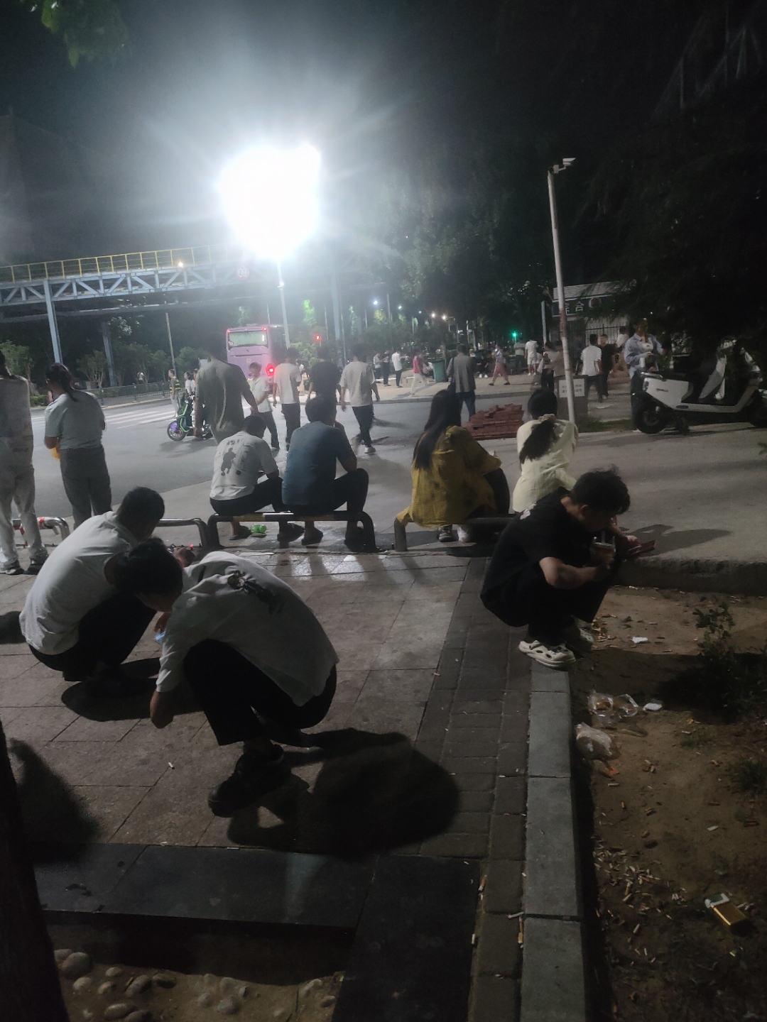 在郑州富士康匆匆忙忙的上班达人