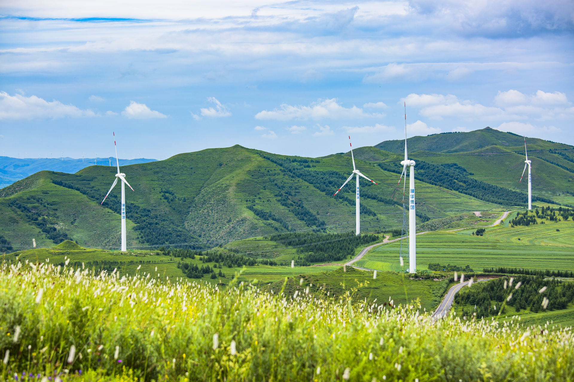 千年沽水,逶迤如带,九曲回转,孕育了"八百里金莲川"的丰美;湿地草原