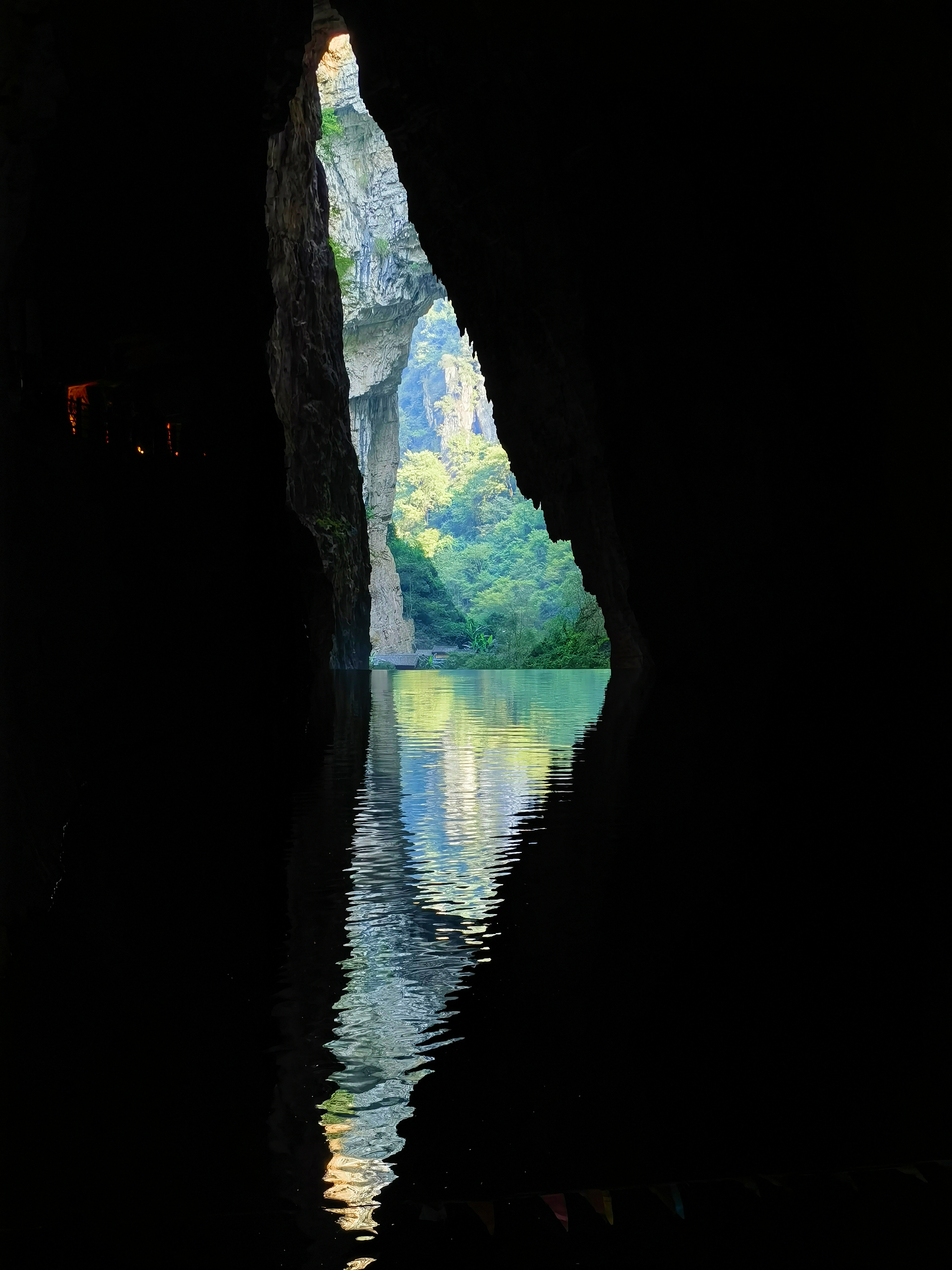 织金大峡谷距织金洞只有2公里,织金大峡谷长3公里,步行需要一个多小时