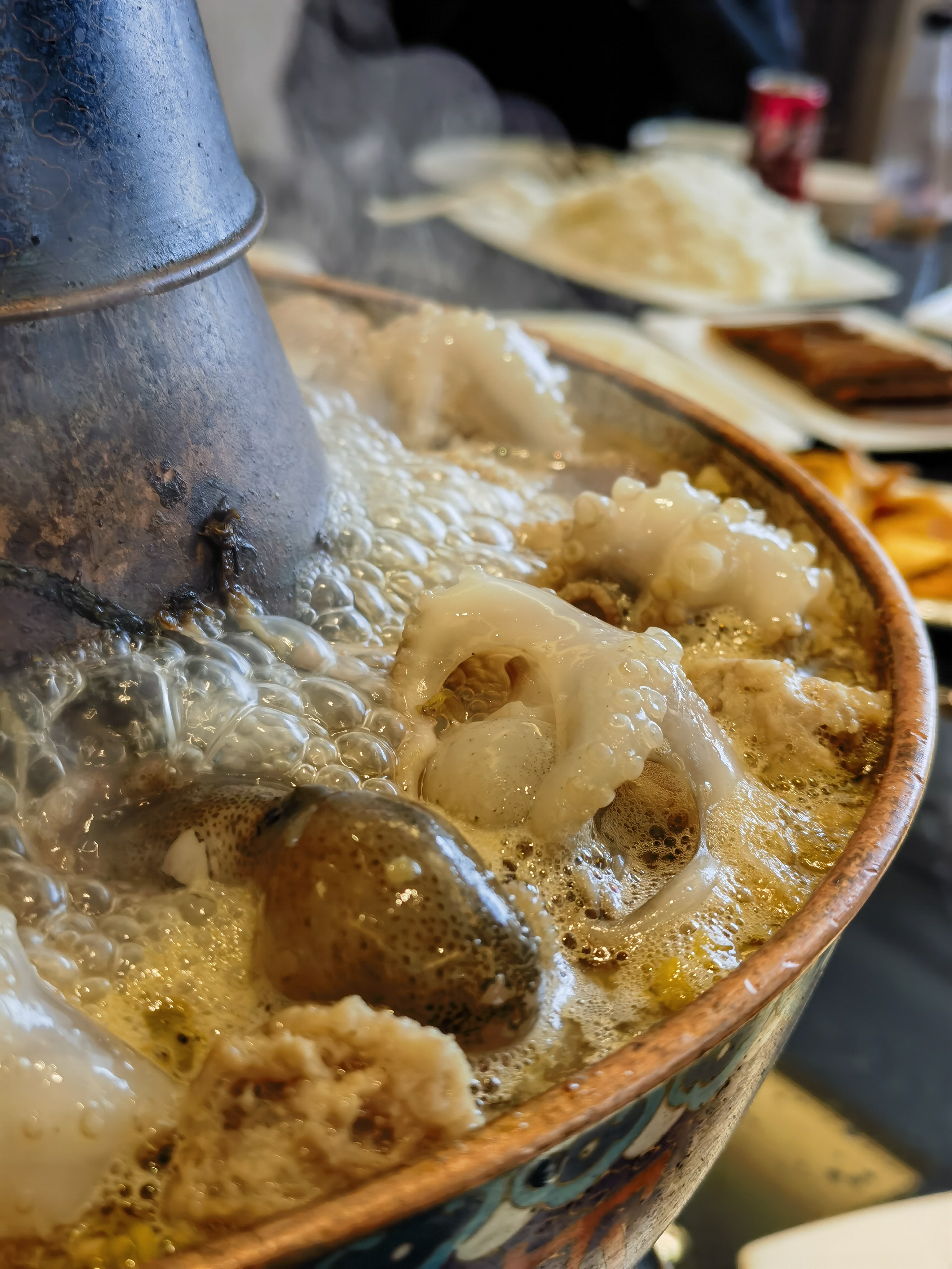 酸菜打底的浑锅有白肉,大虾,焖子,冻豆腐,大骨头,有滋有味,搭配山海关