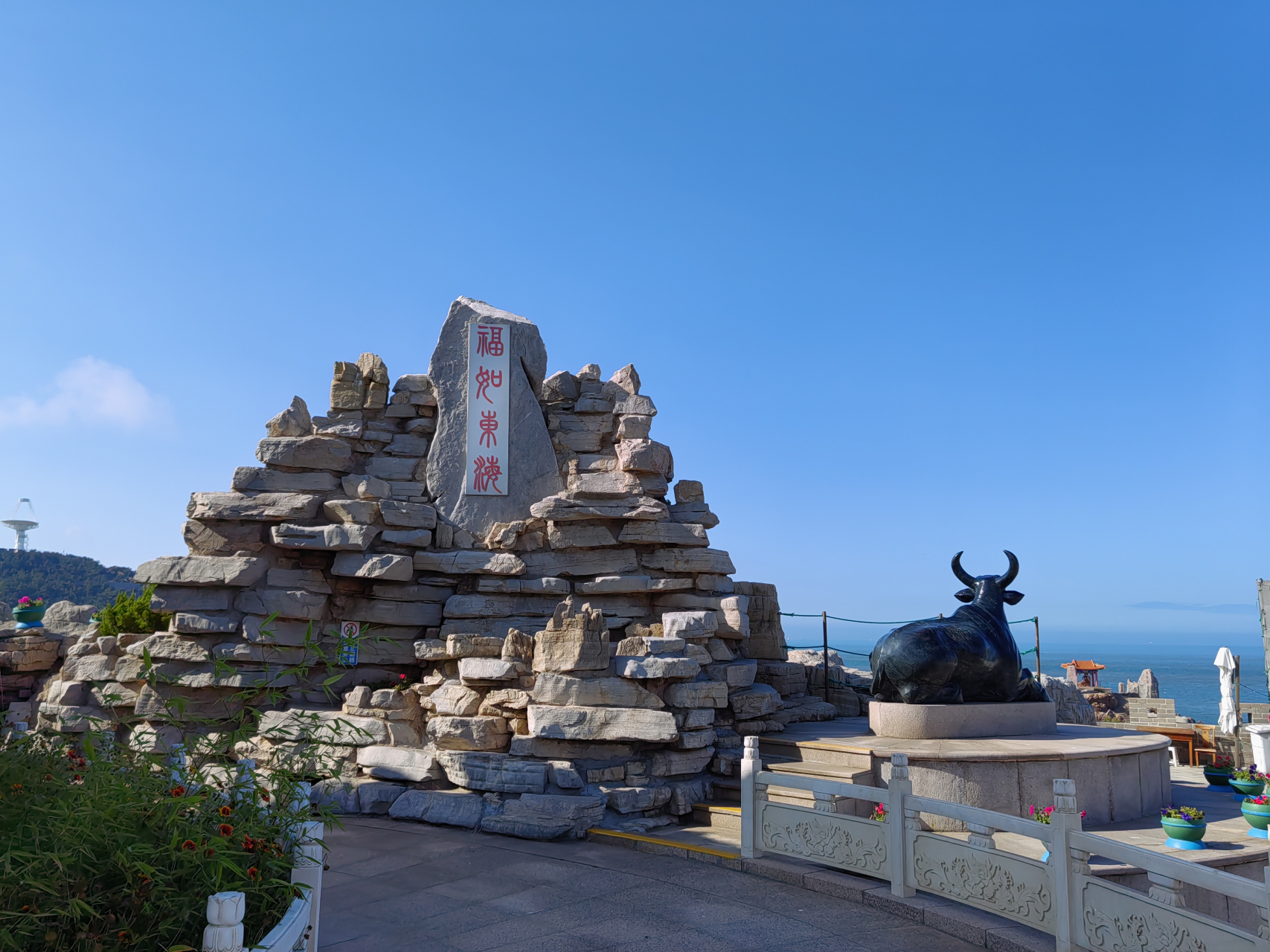 成山头,又称"天尽头",位于山东省威海市荣成市成山镇,因地处成山山脉