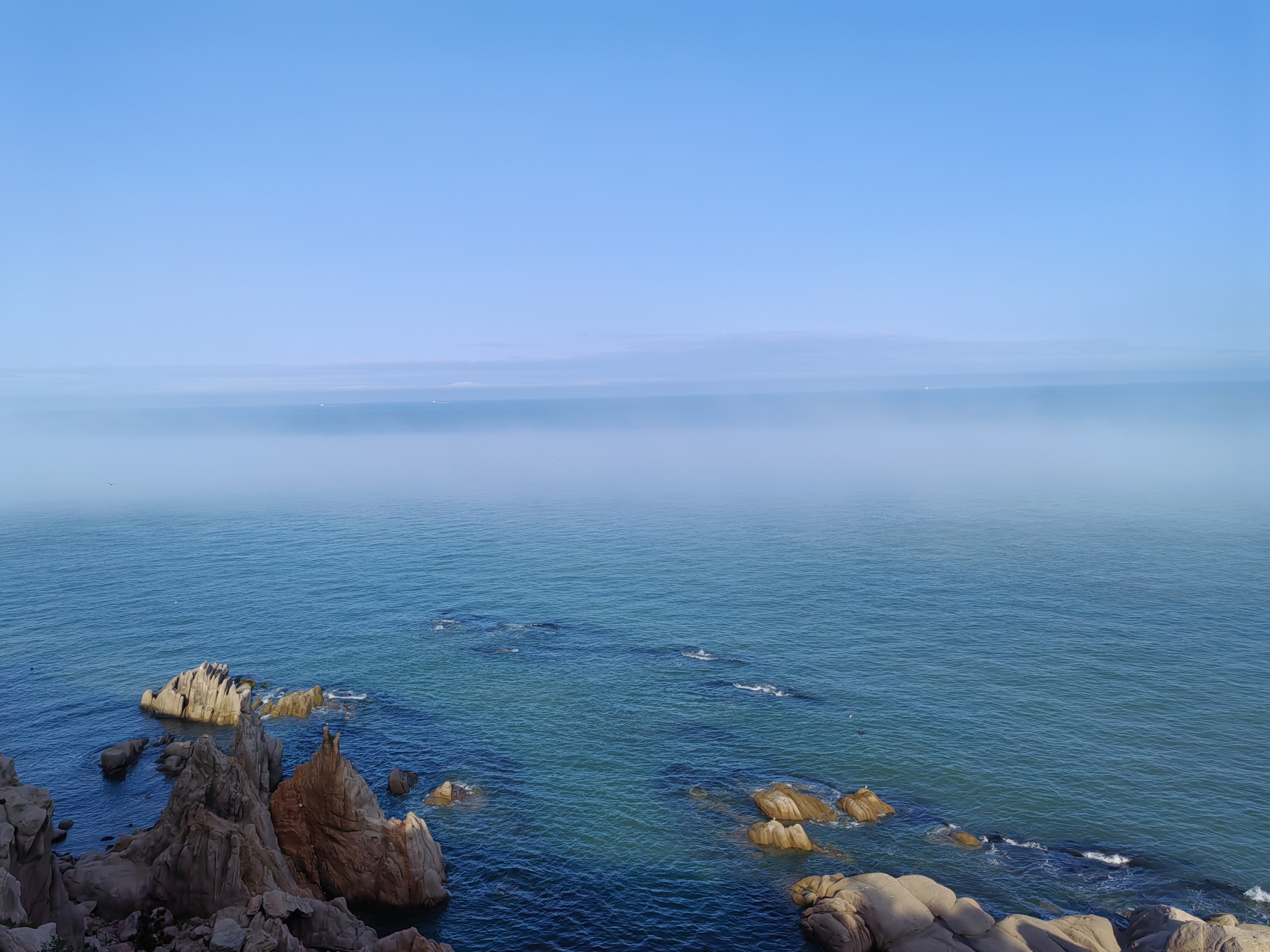 成山头,又称"天尽头",位于山东省威海市荣成市成山镇,因地处成山山脉