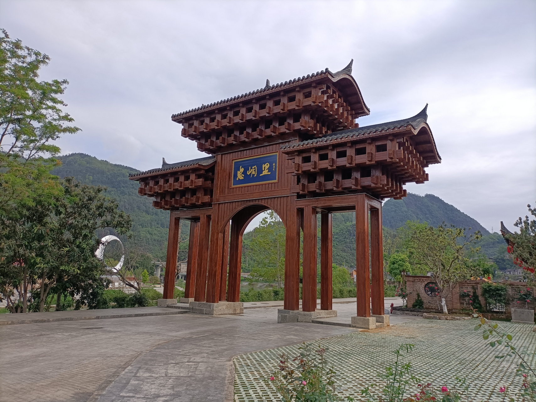 途径宣恩县沙道镇偶遇彭家寨景区,进去后发现刚刚建成的中国土家族