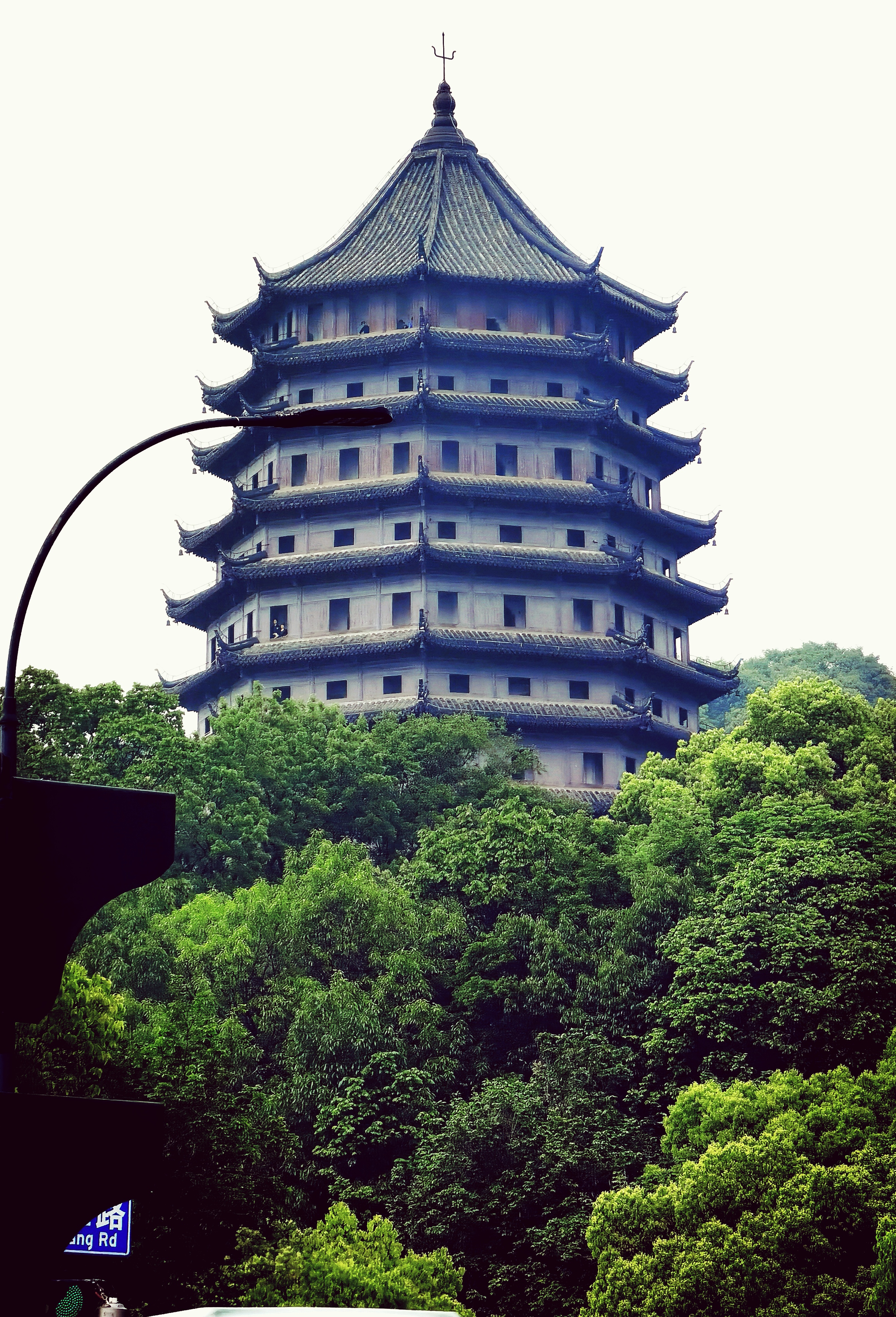 古塔与现代的交响  深蓝色的塔楼,似那遥远古时的守望者,屹立于时光之