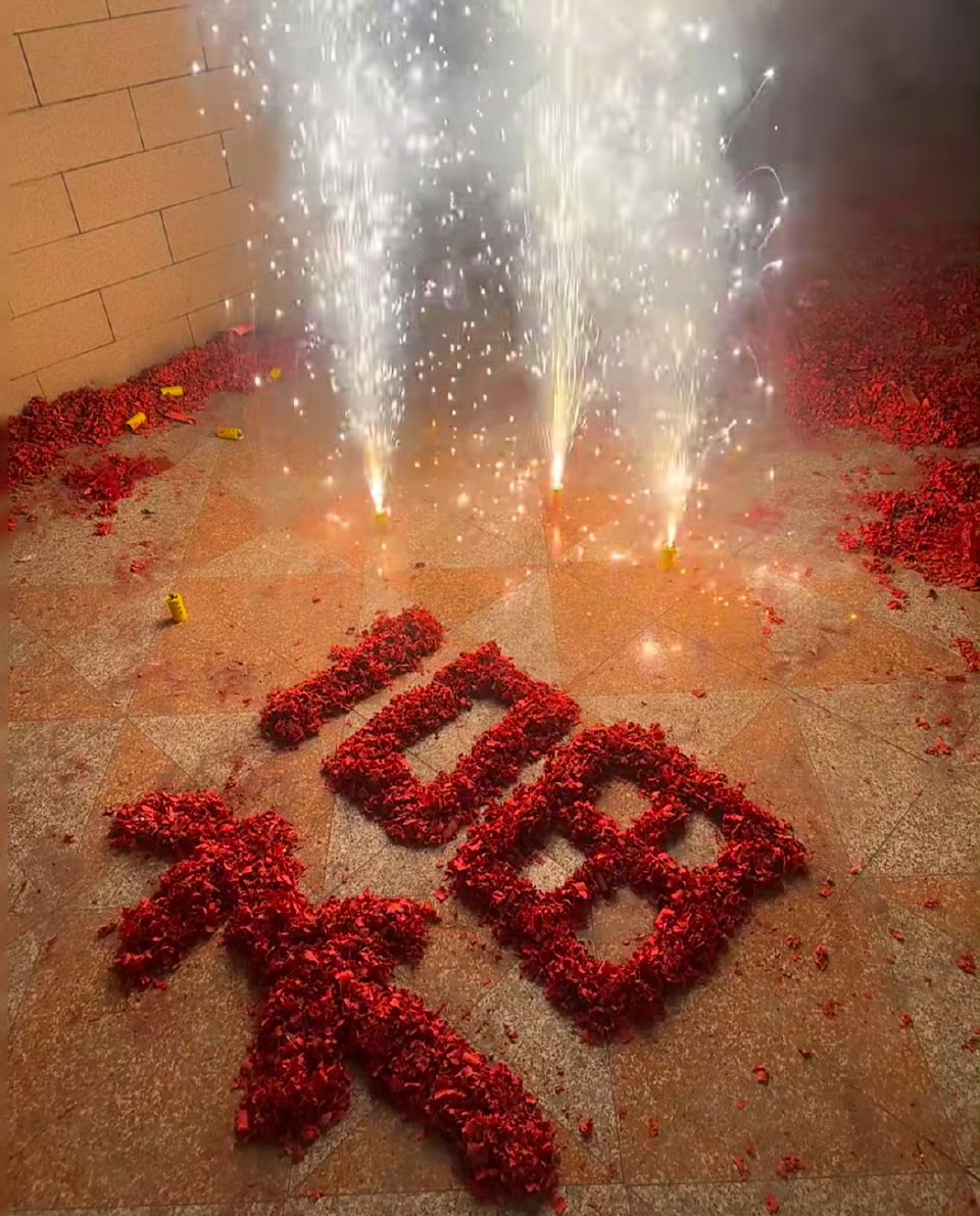 以往放完,鞭炮碎屑都是一扫了之,今年我突发奇想,把它们拼凑成"福"字