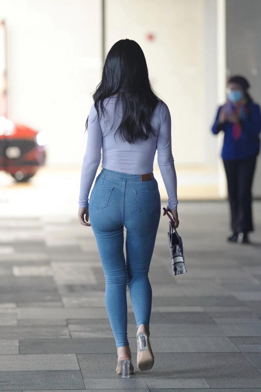 前凸后翘的牛仔裤少妇