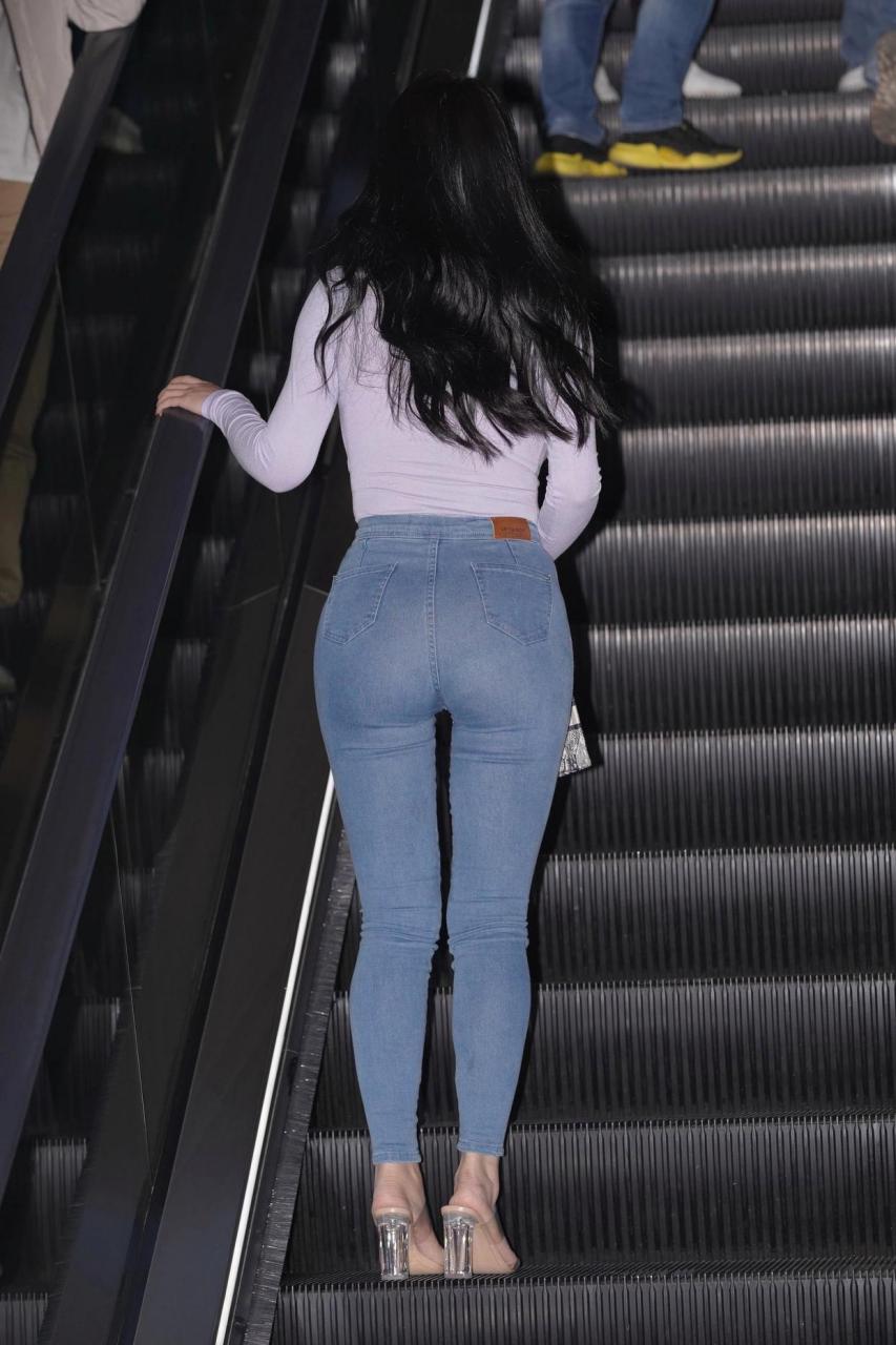 前凸后翘的牛仔裤少妇