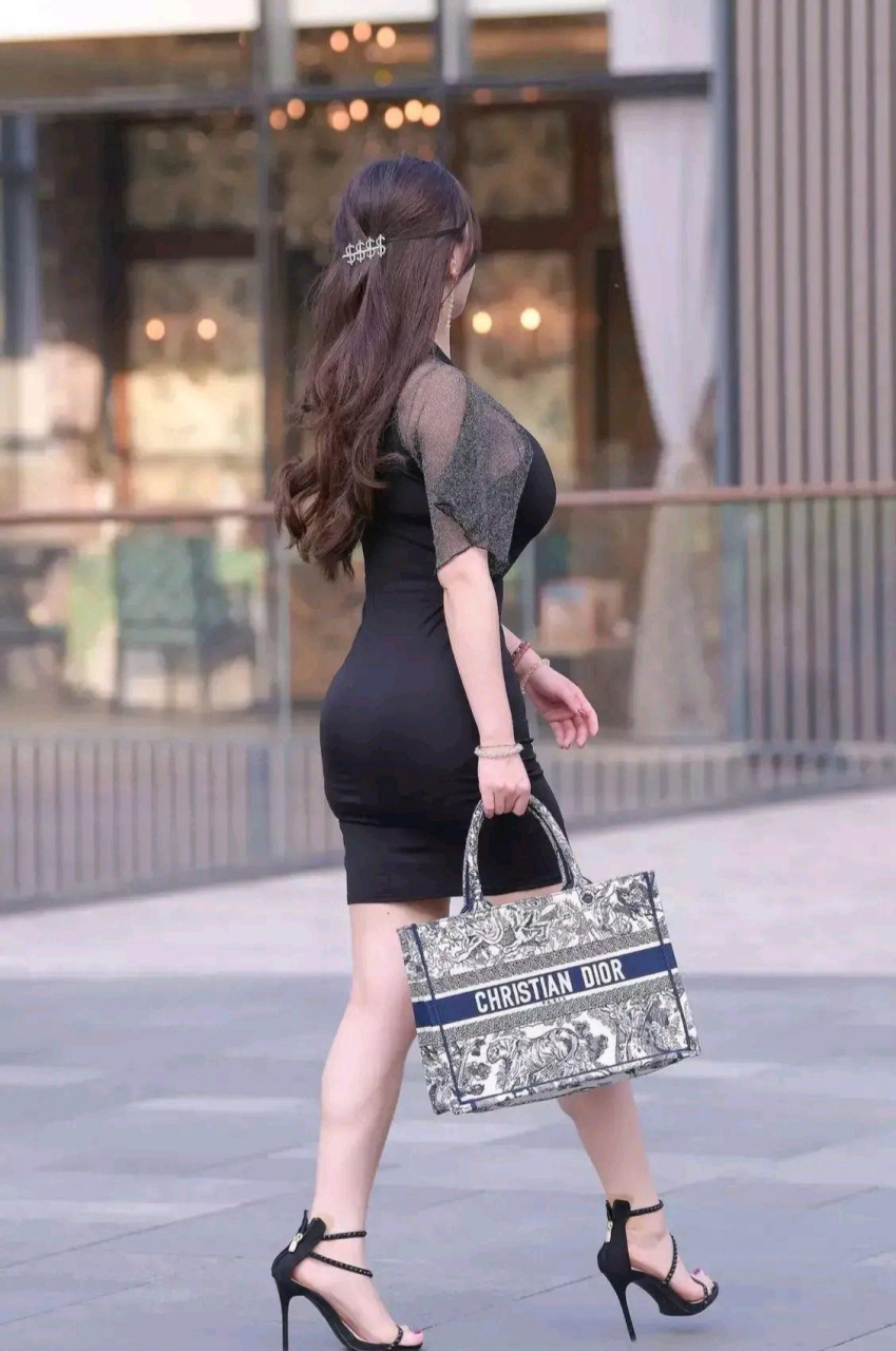 前凸后翘的气质少妇