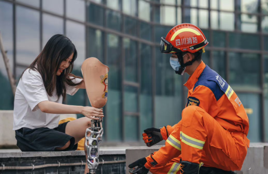 2022年7月,牛钰的假肢被卡在了公园石墩中间的缝隙,消防员小李前来