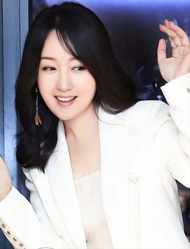 52岁"至今未婚"的杨钰莹,还是依然甜美可爱, 喜欢99岗岗哦[比心]