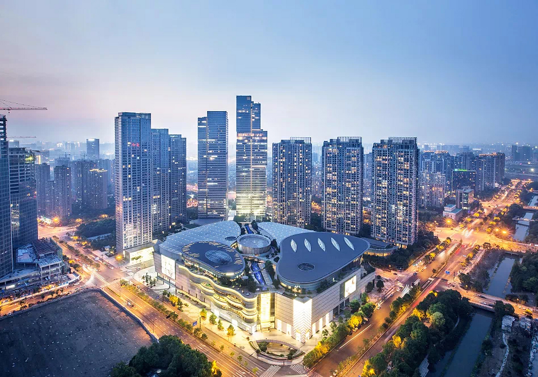 继北京"南城房姐",深圳"深房理"之后,杭州的"奥体房姐"也被抓了.