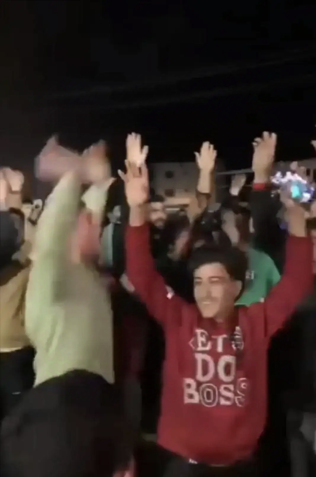 汉堡主场球迷激情加油,打出震撼声势 汉堡主场球迷激情加油,打出震撼声势