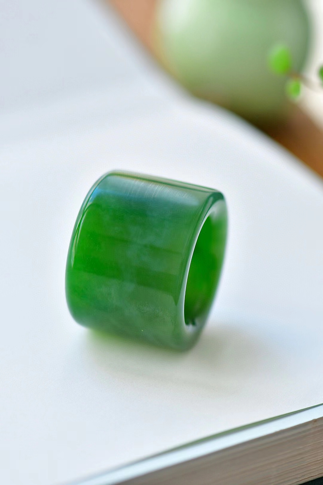 和田玉碧玉扳指.阳绿,艳丽,玉质干净油润!