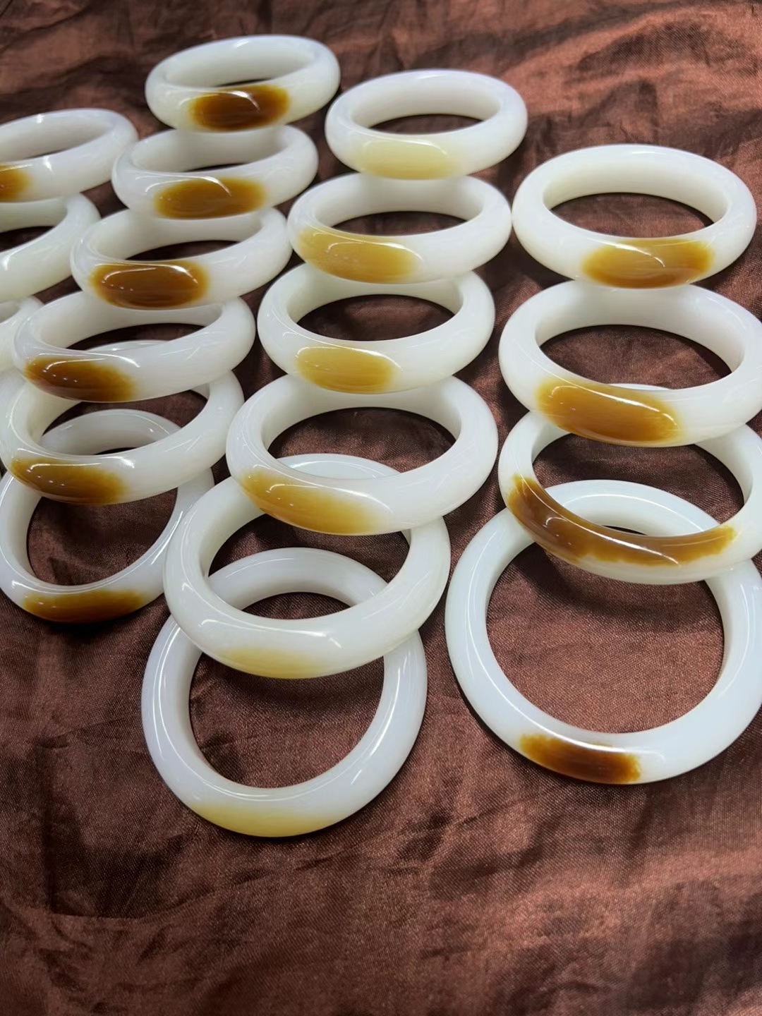 新疆和田玉糖白玉手镯,糖皮鲜红,艳丽!玉质细腻油润!