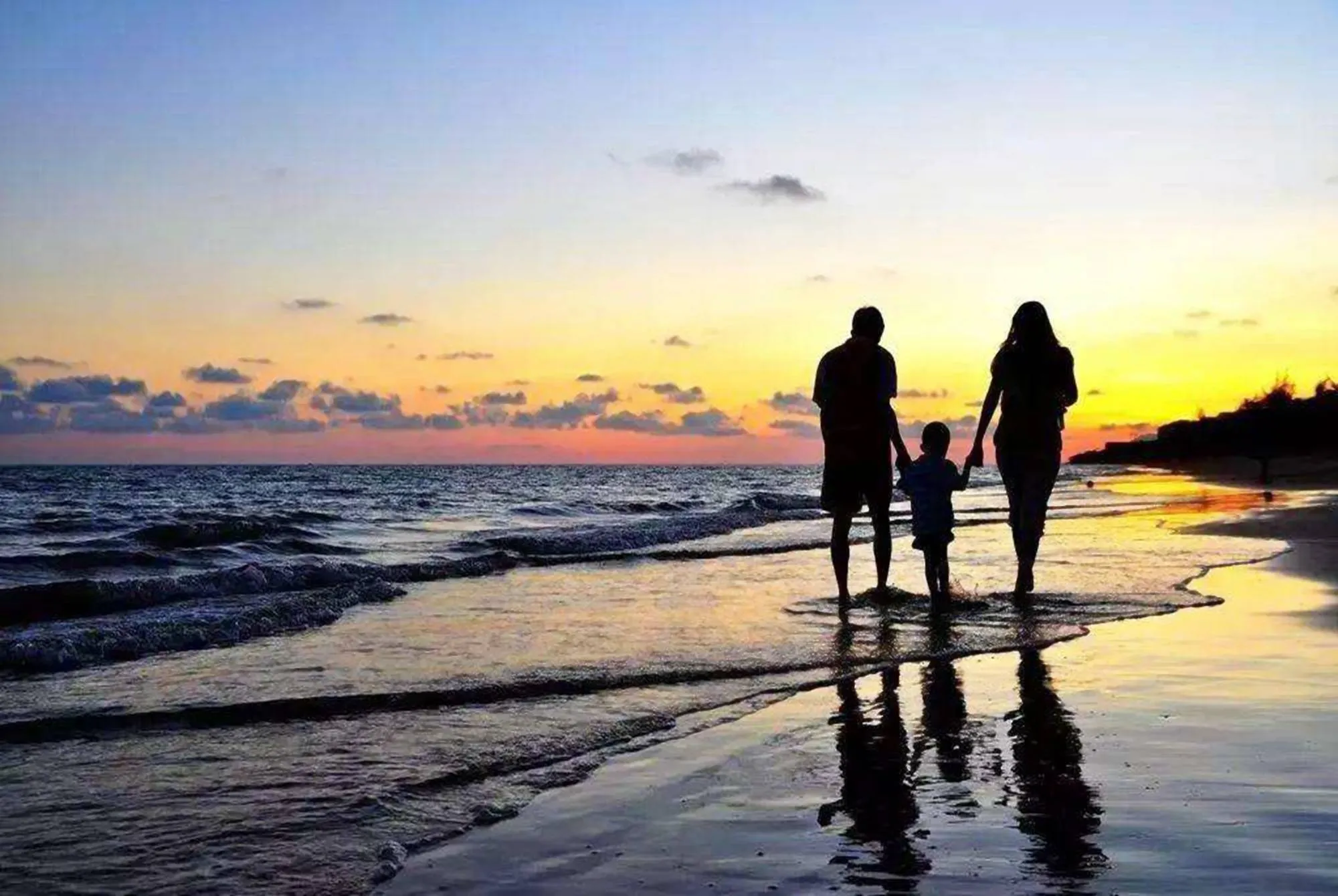 父母的牵挂,如影随形   在这个纷繁复杂的世界里,我们像勇敢的探险者