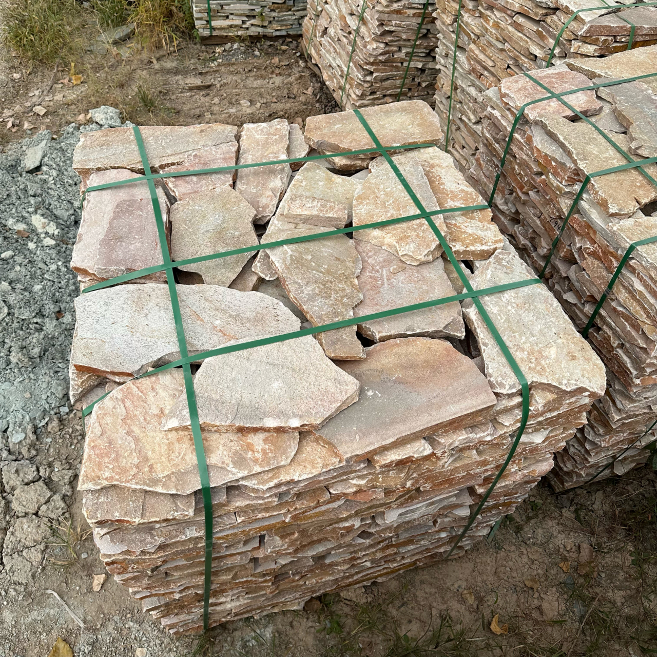 天然黄木纹板岩碎拼石不规则乱形石板米黄色文化石#黄木纹板岩# #碎拼