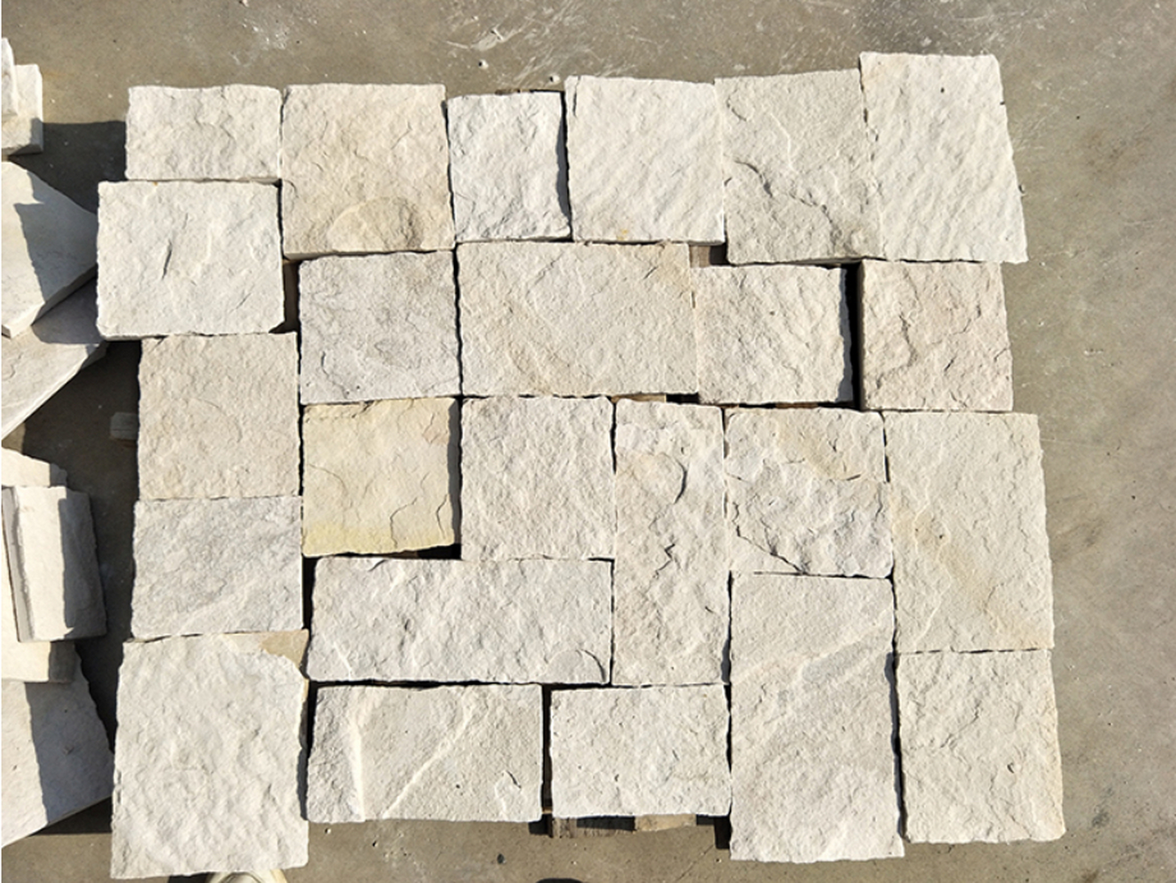 碎拼石# #白砂岩碎拼石# #白色文化石# #天然碎拼石# 白色砂岩碎拼石