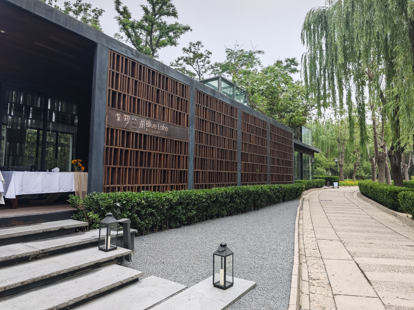 儿子和新娘是高中同班同学,嘉宾除长辈亲人几乎全是同学